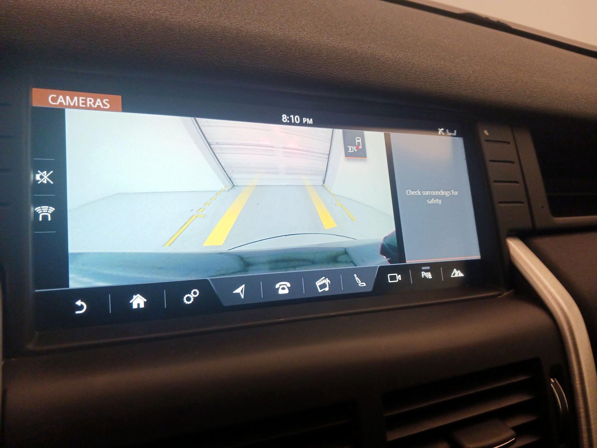 Thumbnail: 2017 Land Rover Discovery Sport - 14