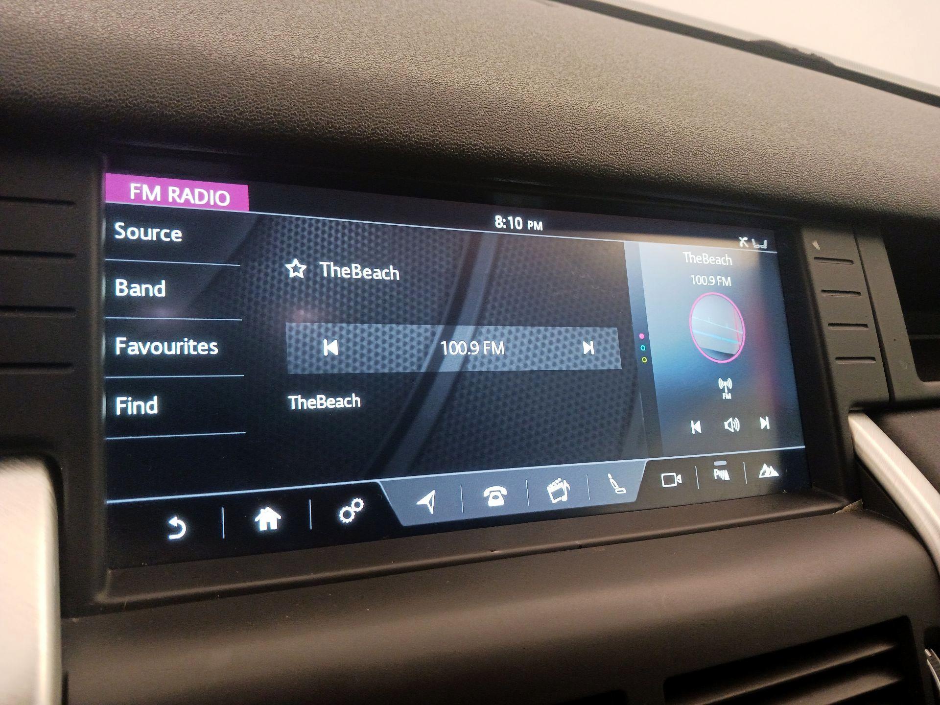 Thumbnail: 2017 Land Rover Discovery Sport - 15