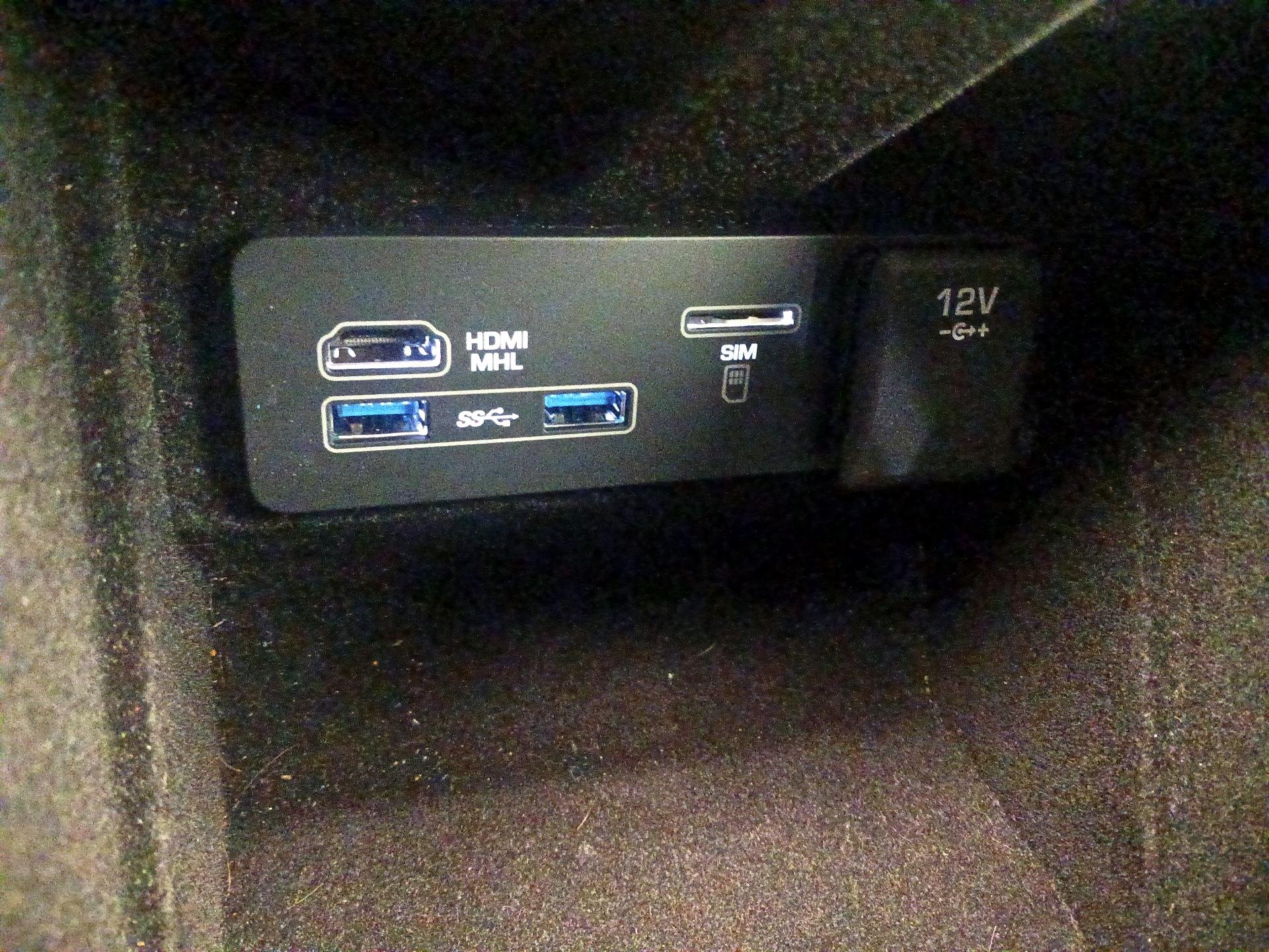 Thumbnail: 2017 Land Rover Discovery Sport - 18