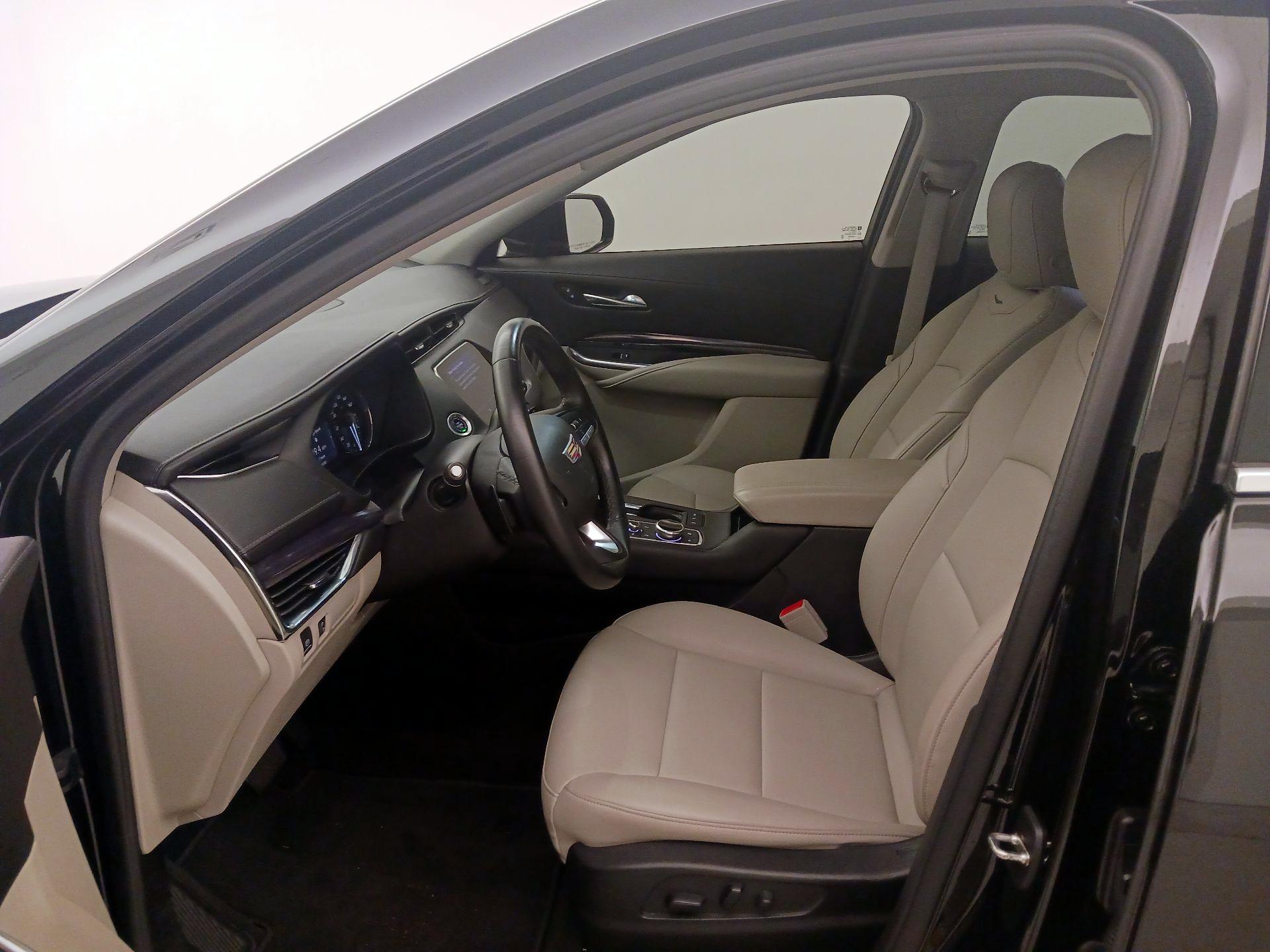 Thumbnail: 2022 Cadillac XT4 - 11