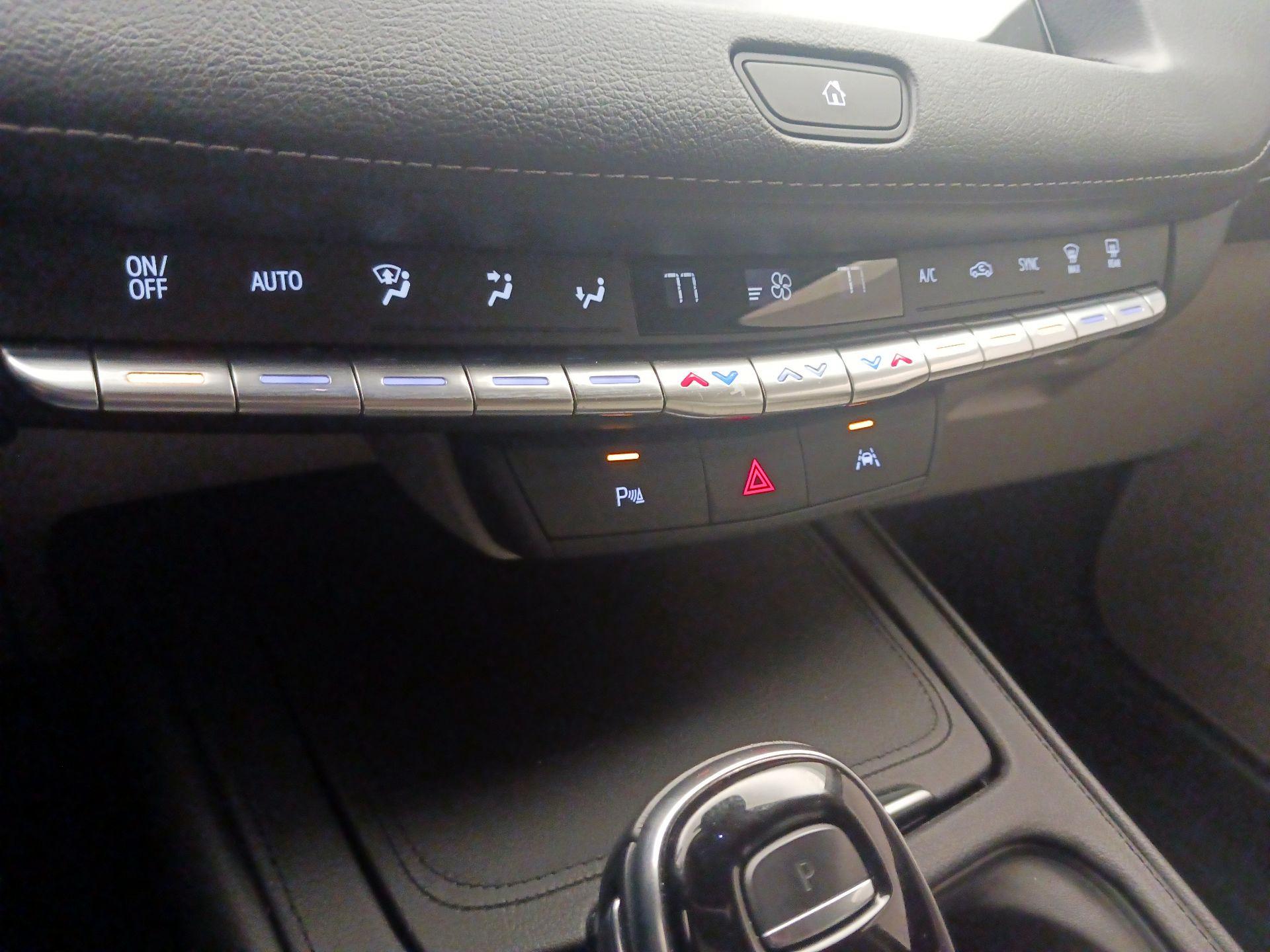 Thumbnail: 2022 Cadillac XT4 - 16