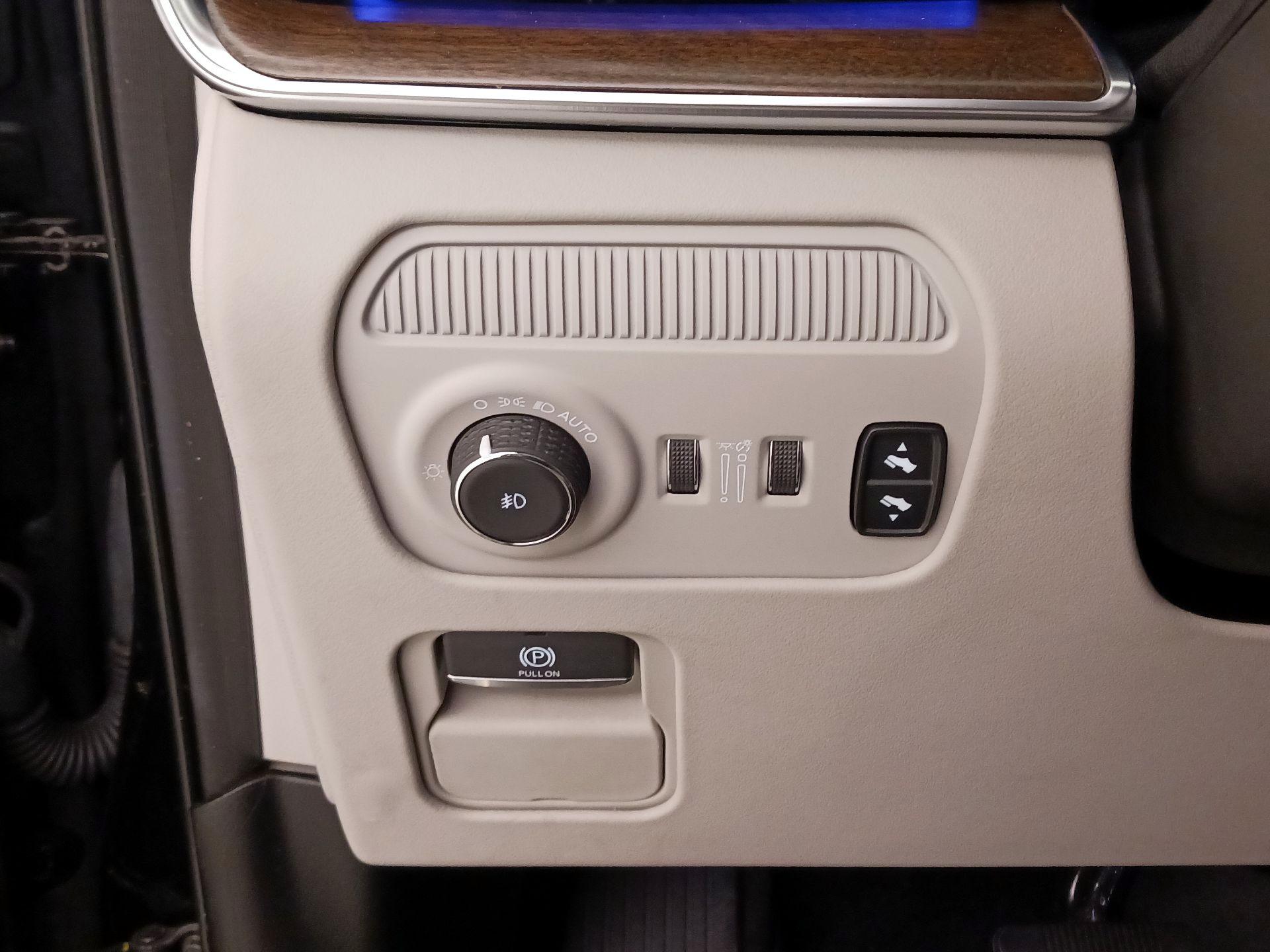 Thumbnail: 2022 Jeep Grand Wagoneer - 13