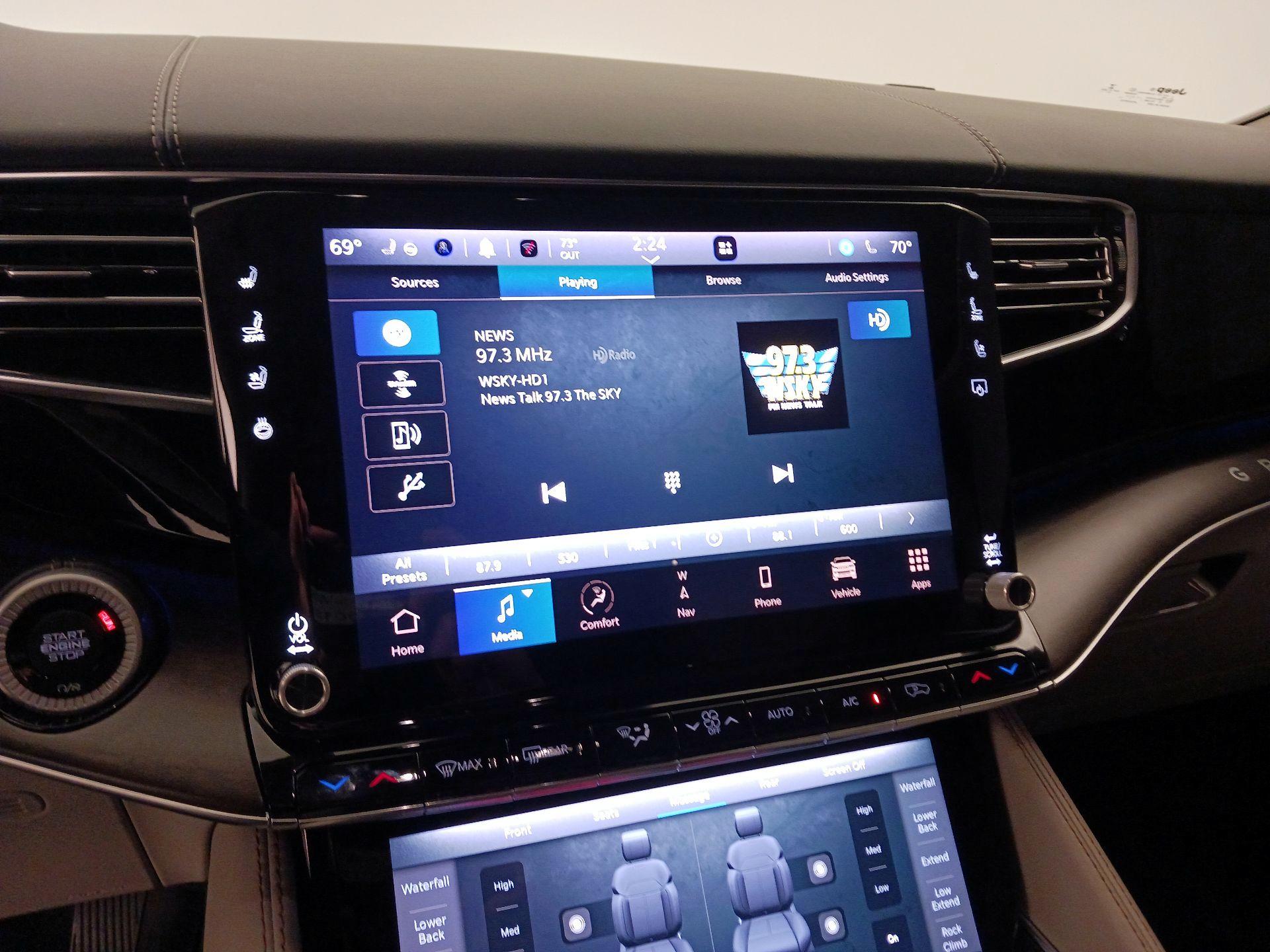 Thumbnail: 2022 Jeep Grand Wagoneer - 16