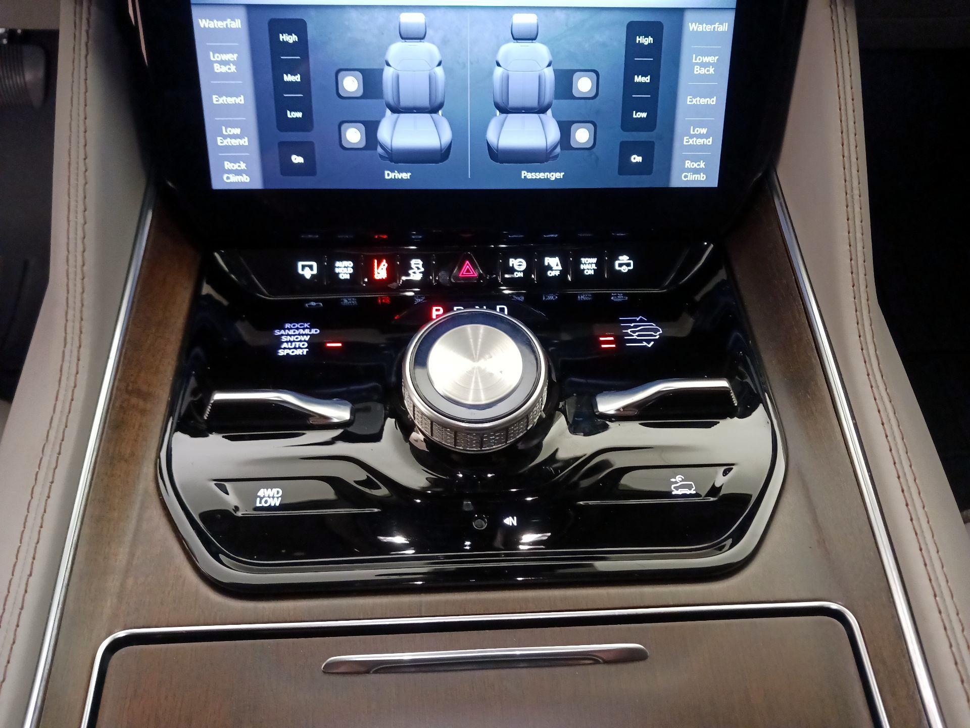 Thumbnail: 2022 Jeep Grand Wagoneer - 18