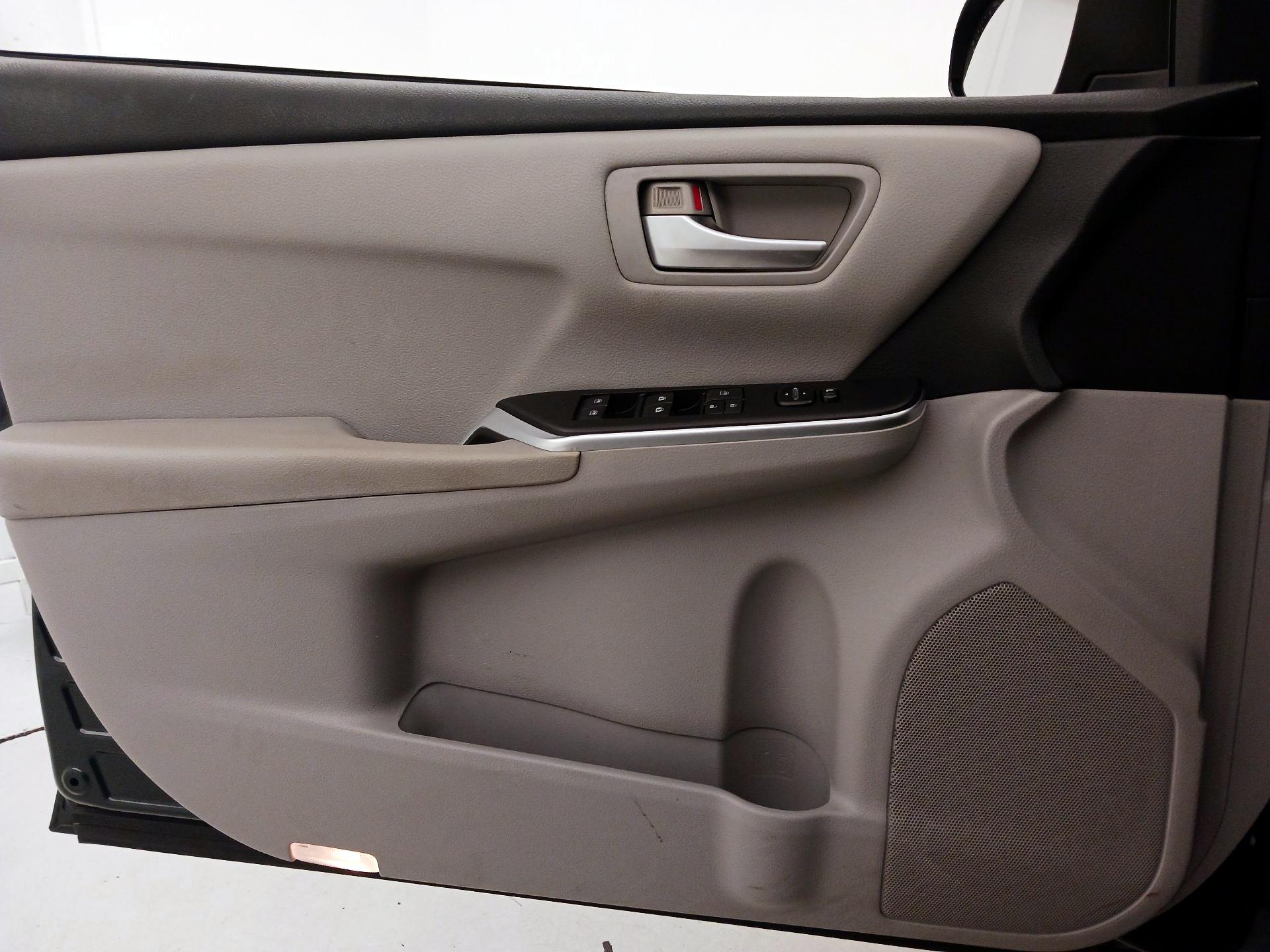 Thumbnail: 2015 Toyota Camry - 12