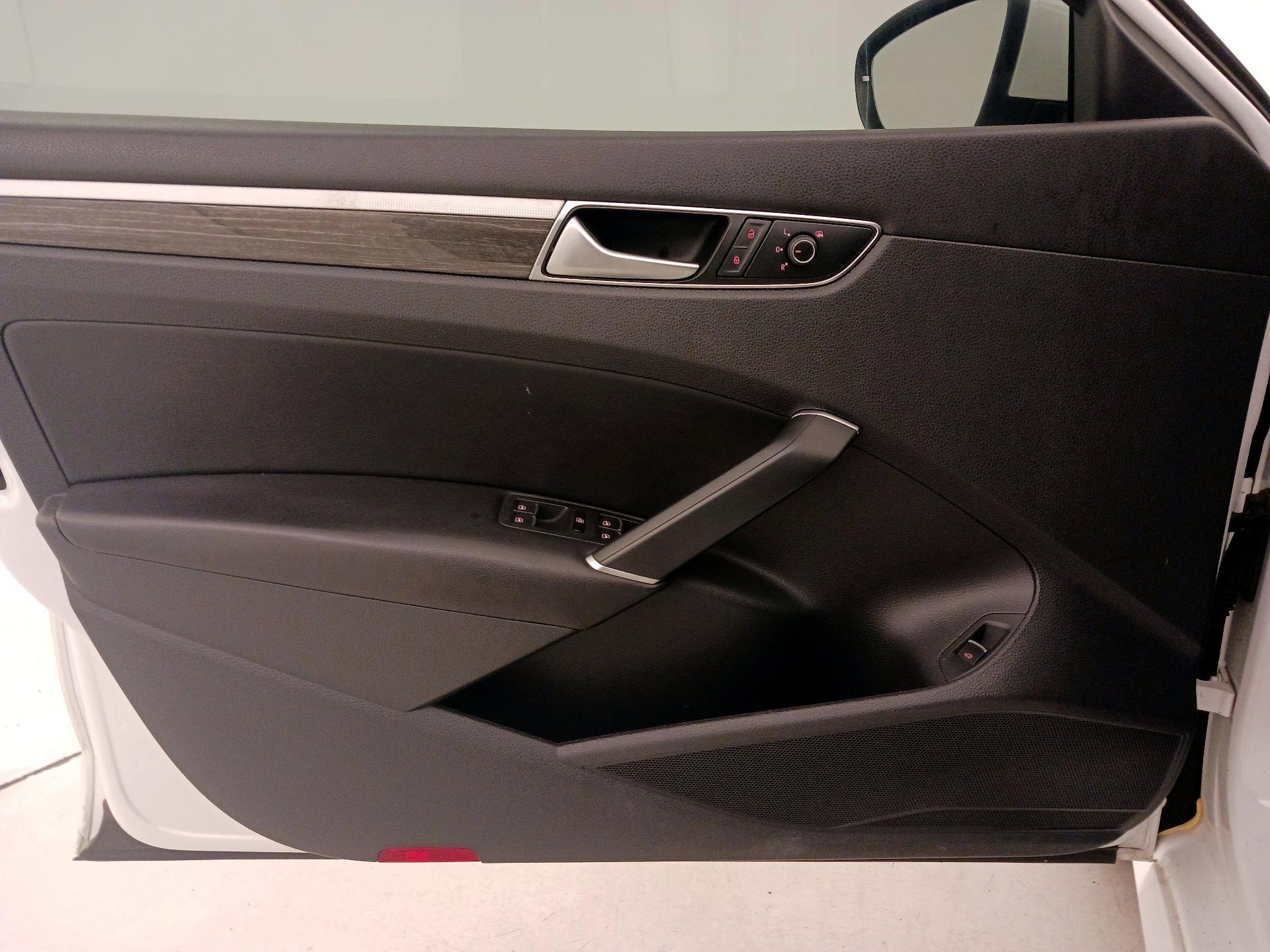 Thumbnail: 2016 Volkswagen Passat - 12