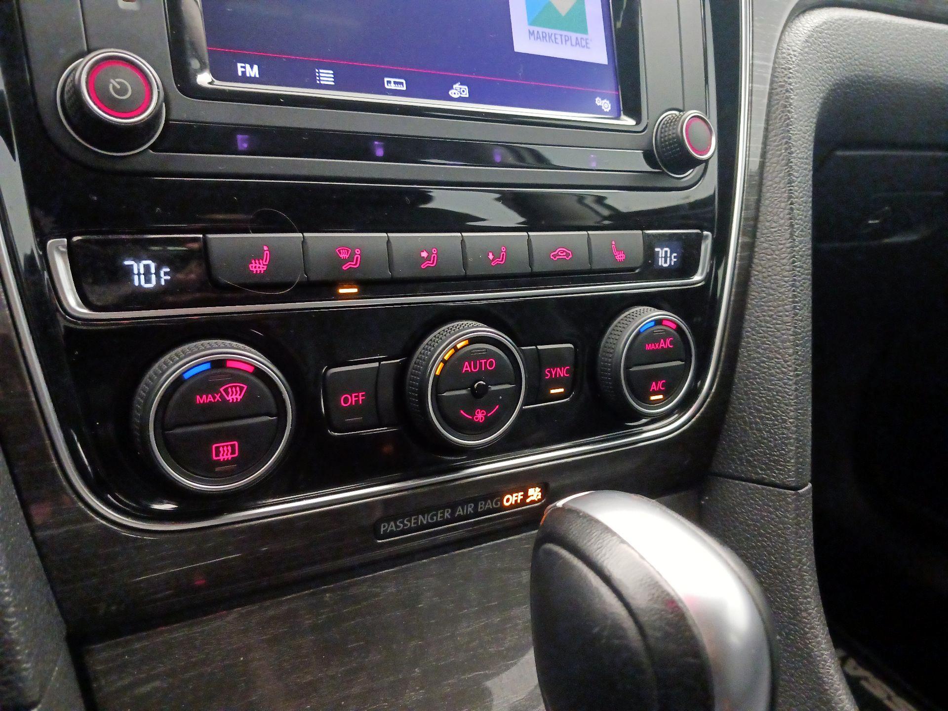 Thumbnail: 2016 Volkswagen Passat - 16