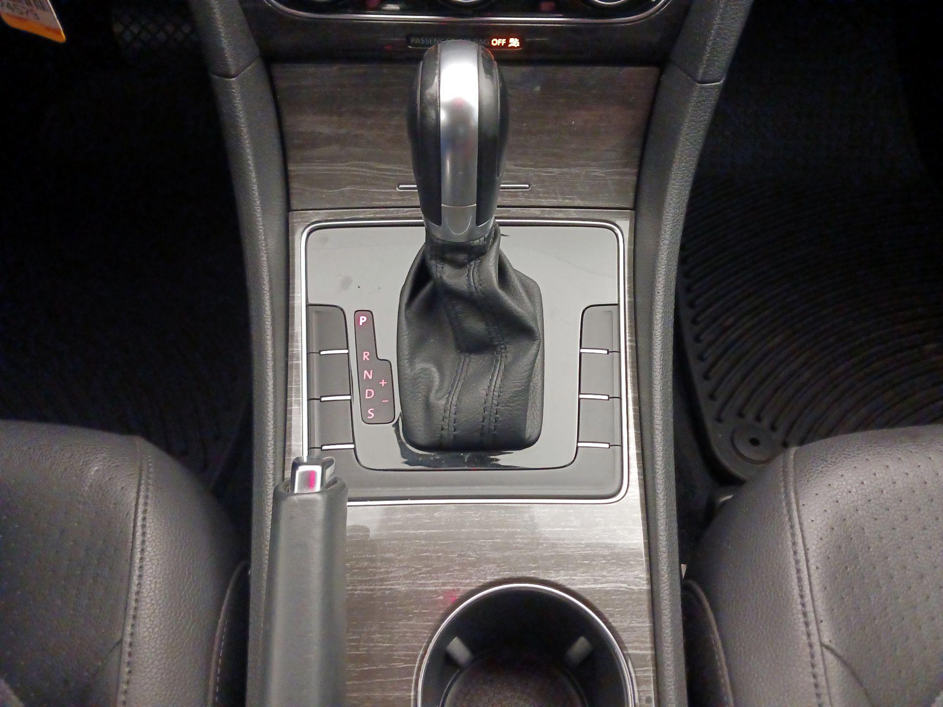 Thumbnail: 2016 Volkswagen Passat - 17