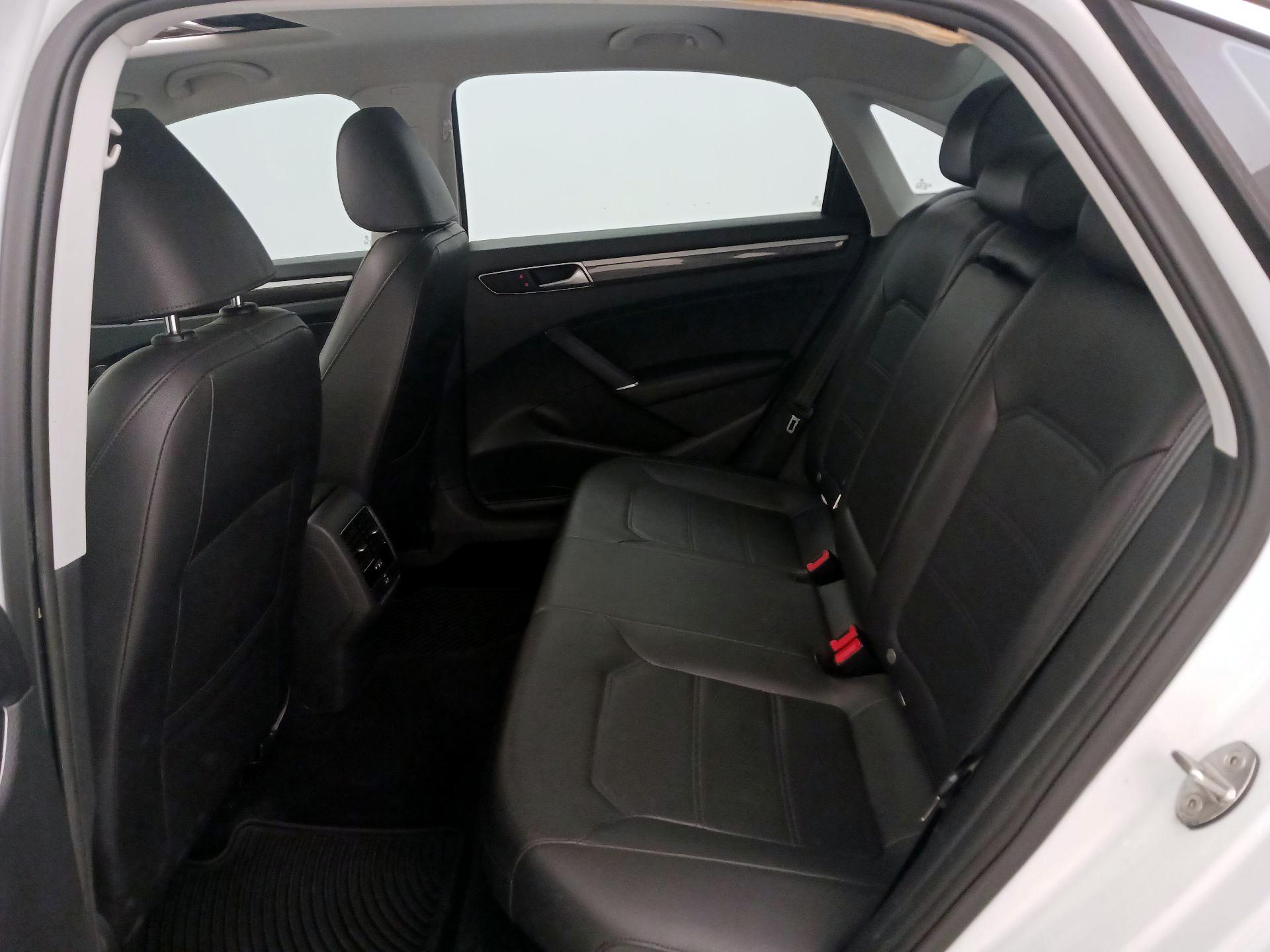 Thumbnail: 2016 Volkswagen Passat - 20