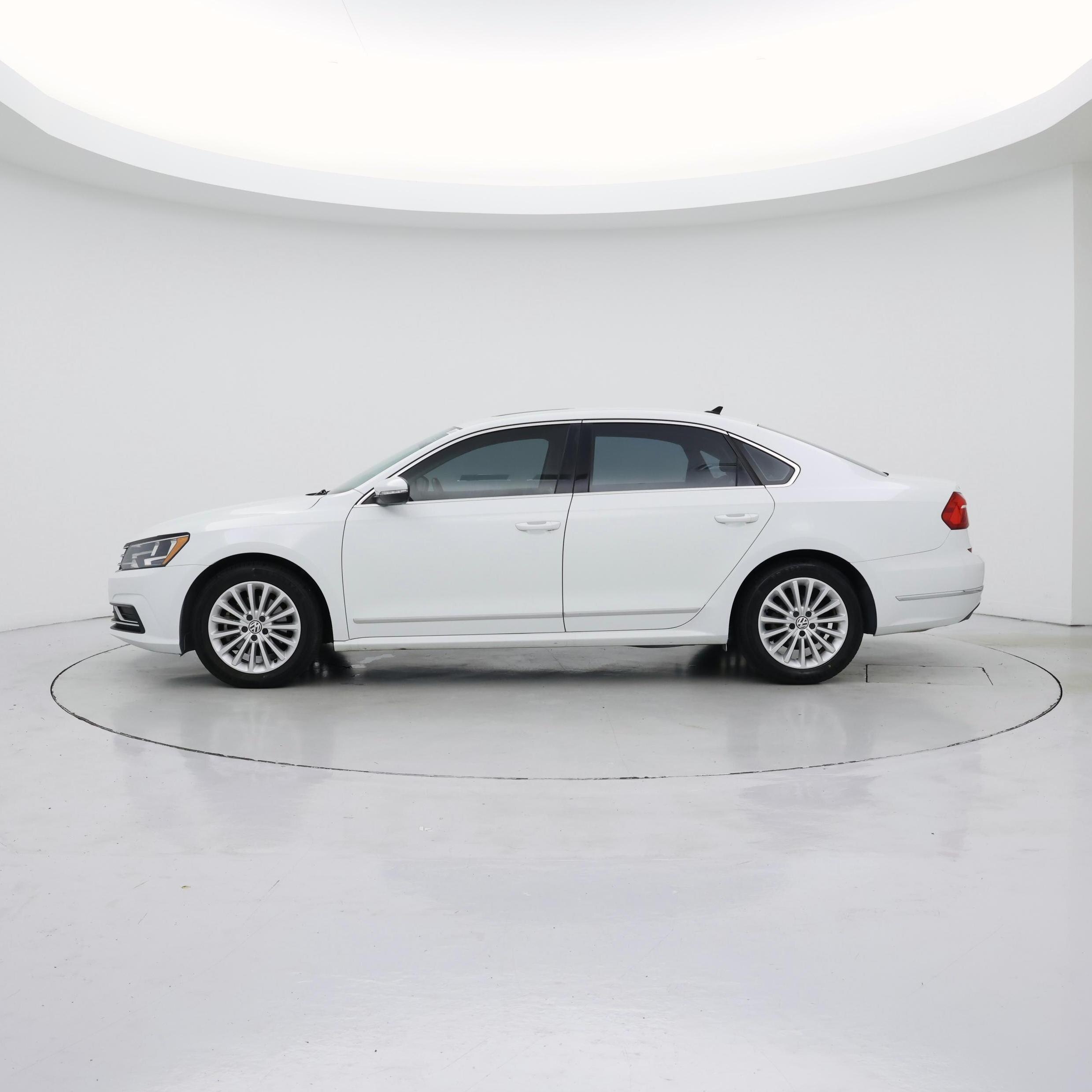 Thumbnail: 2016 Volkswagen Passat - 3