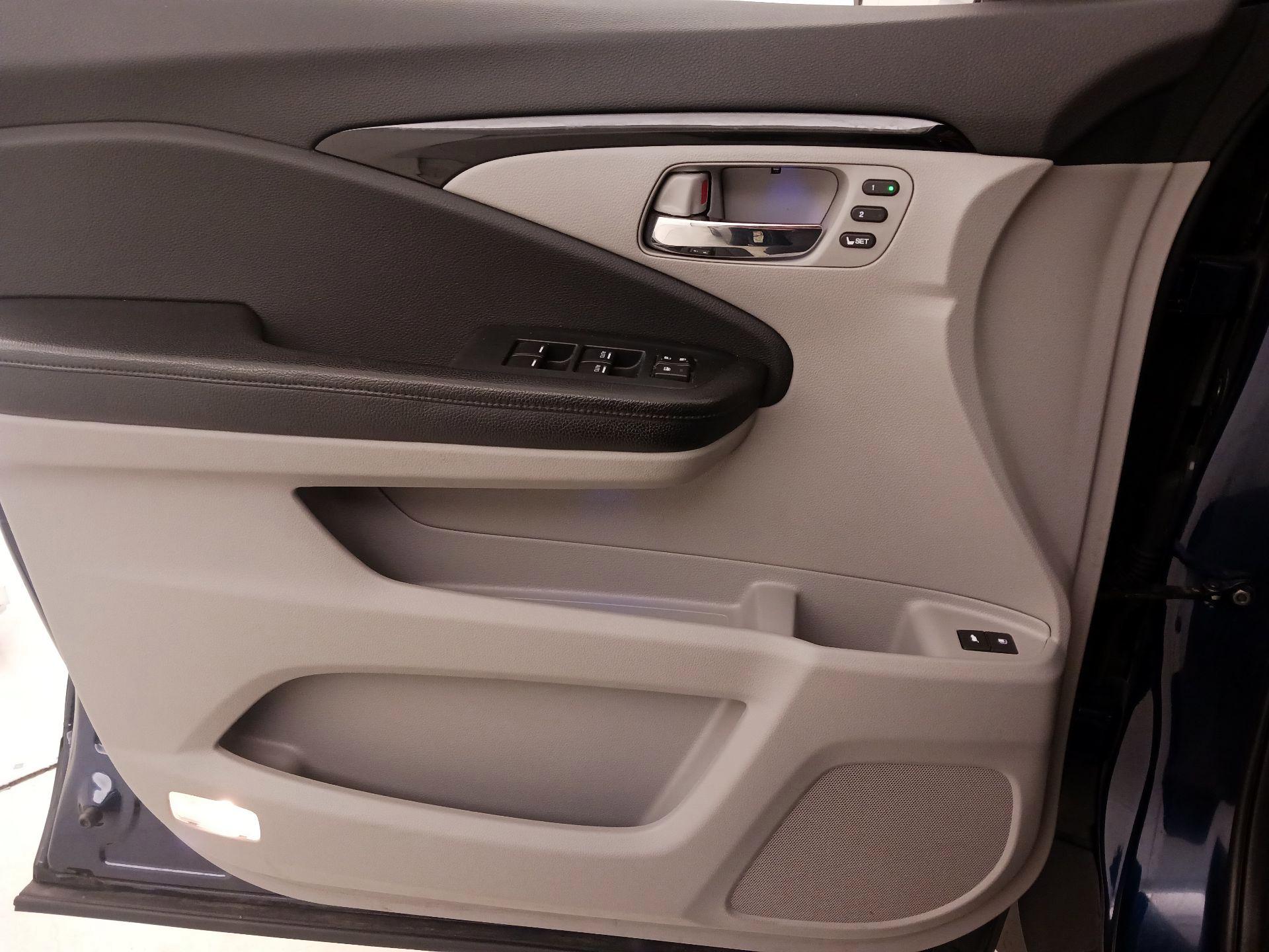 Thumbnail: 2016 Honda Pilot - 12