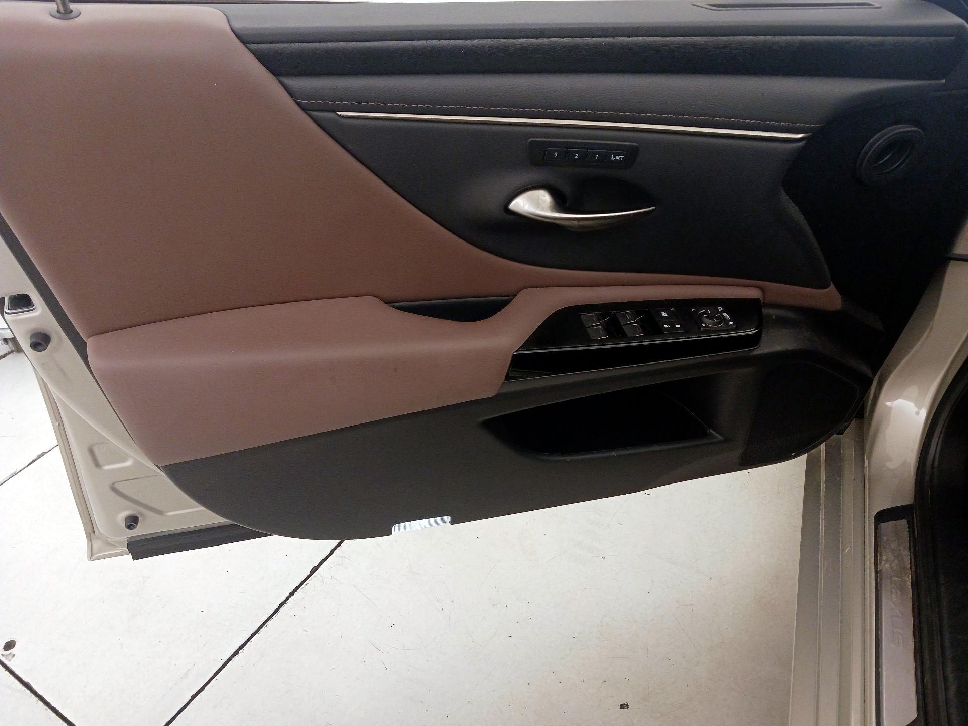 Thumbnail: 2022 Lexus ES - 12