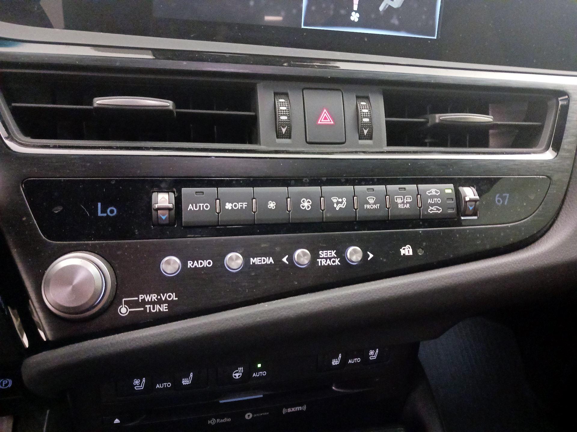 Thumbnail: 2022 Lexus ES - 16