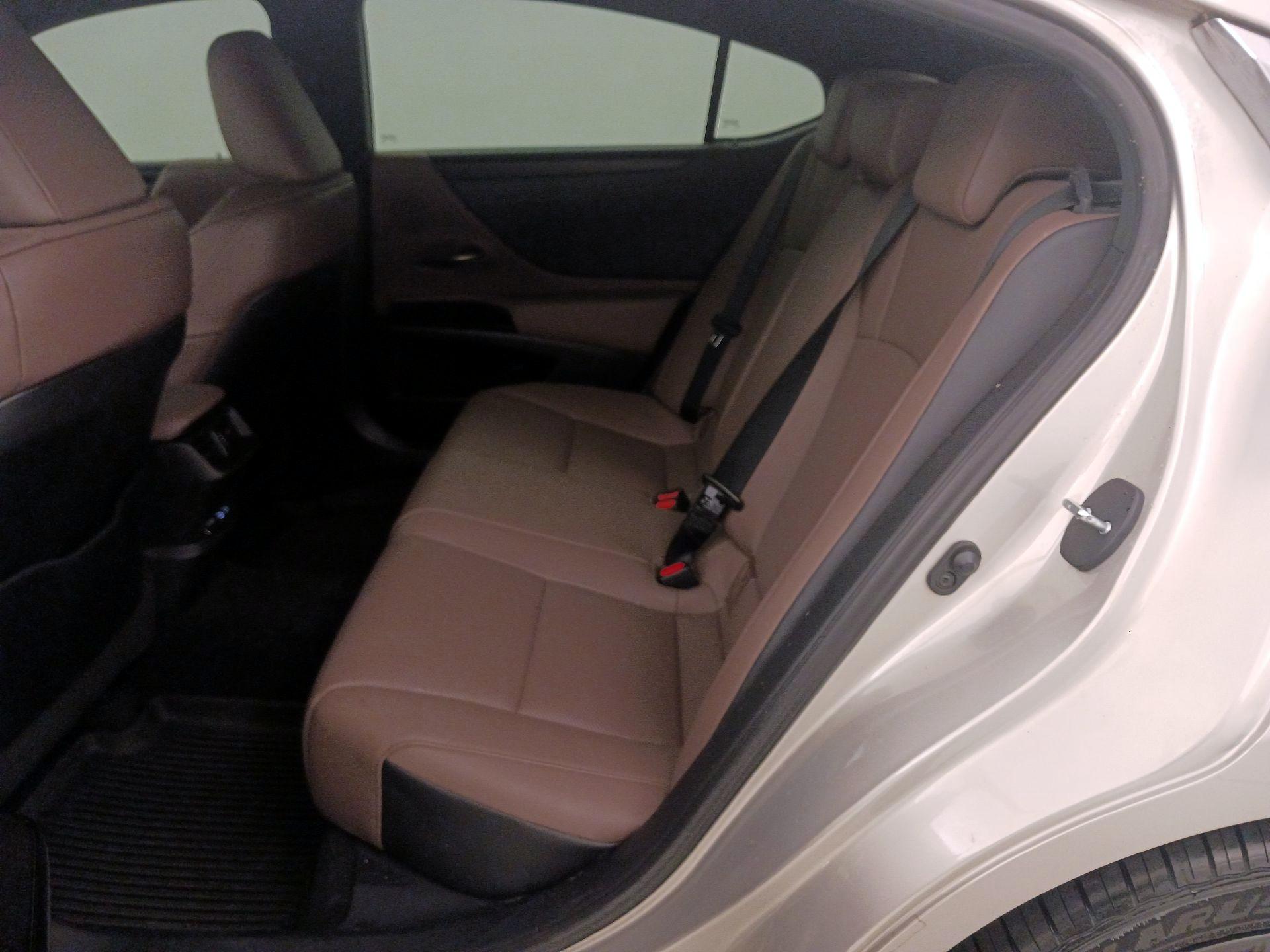 Thumbnail: 2022 Lexus ES - 20