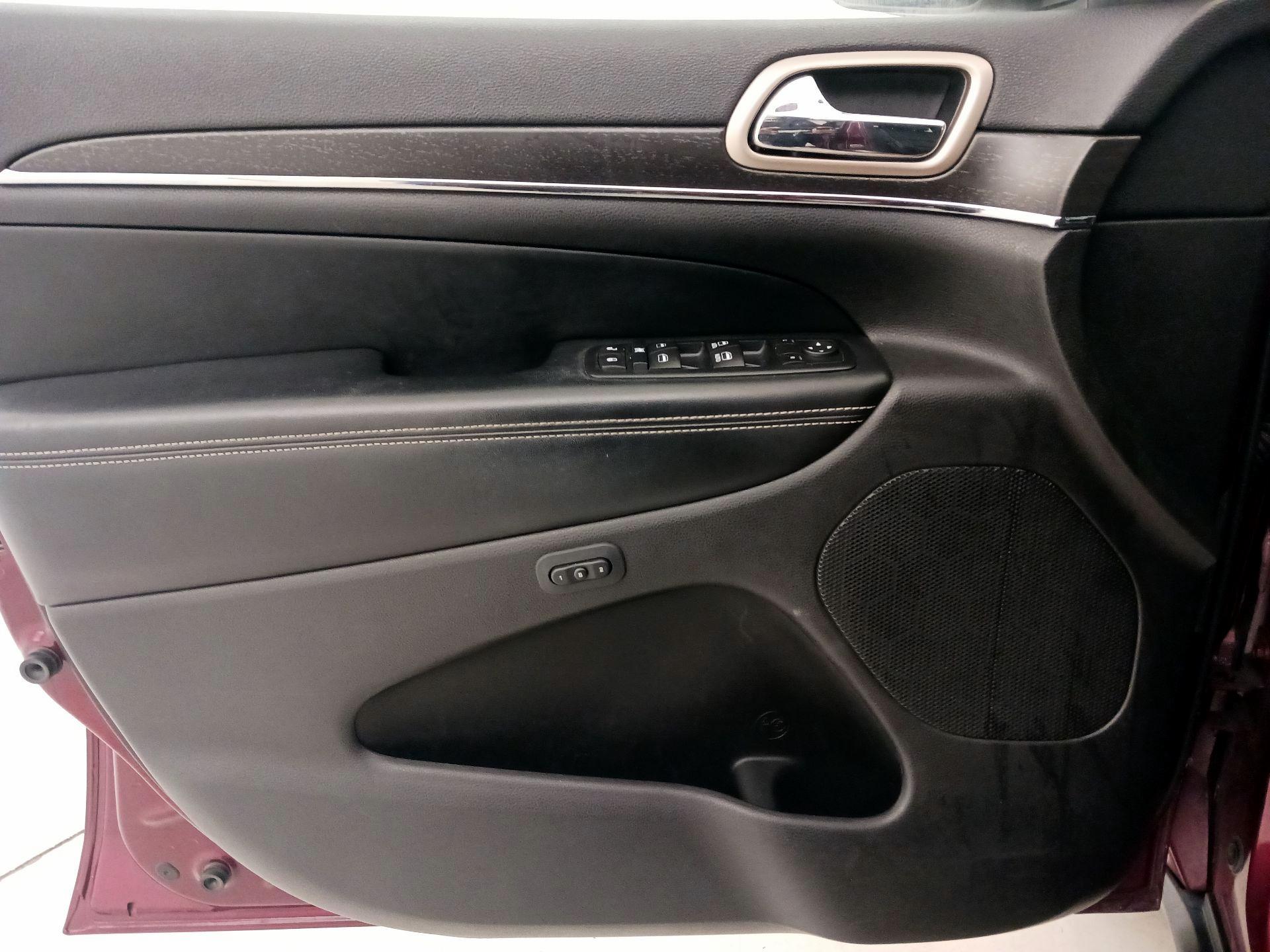 Thumbnail: 2016 Jeep Grand Cherokee - 12