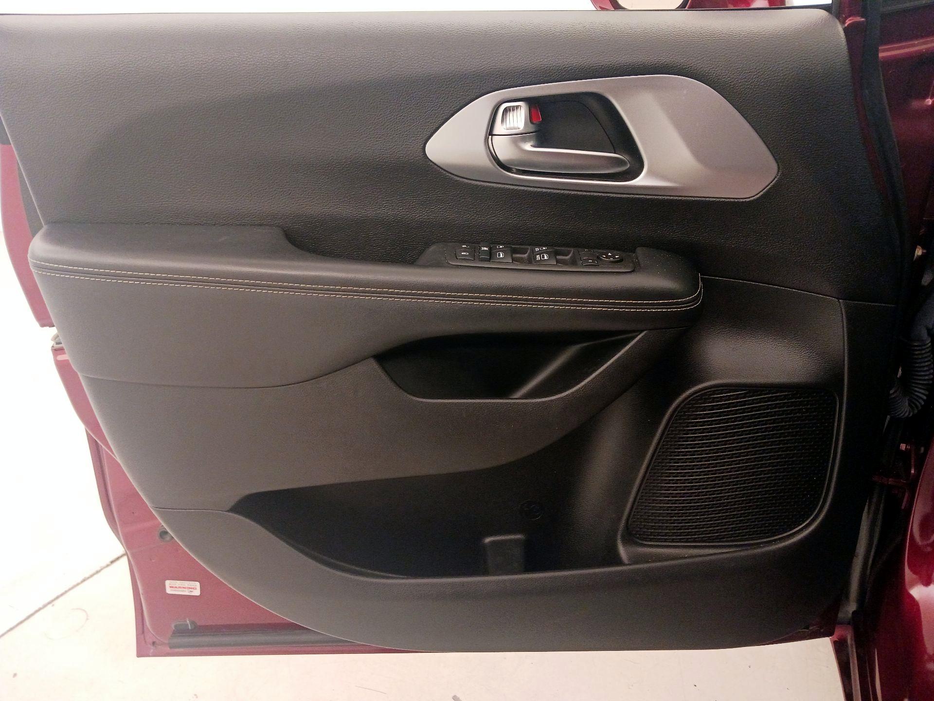 Thumbnail: 2021 Chrysler Pacifica - 12