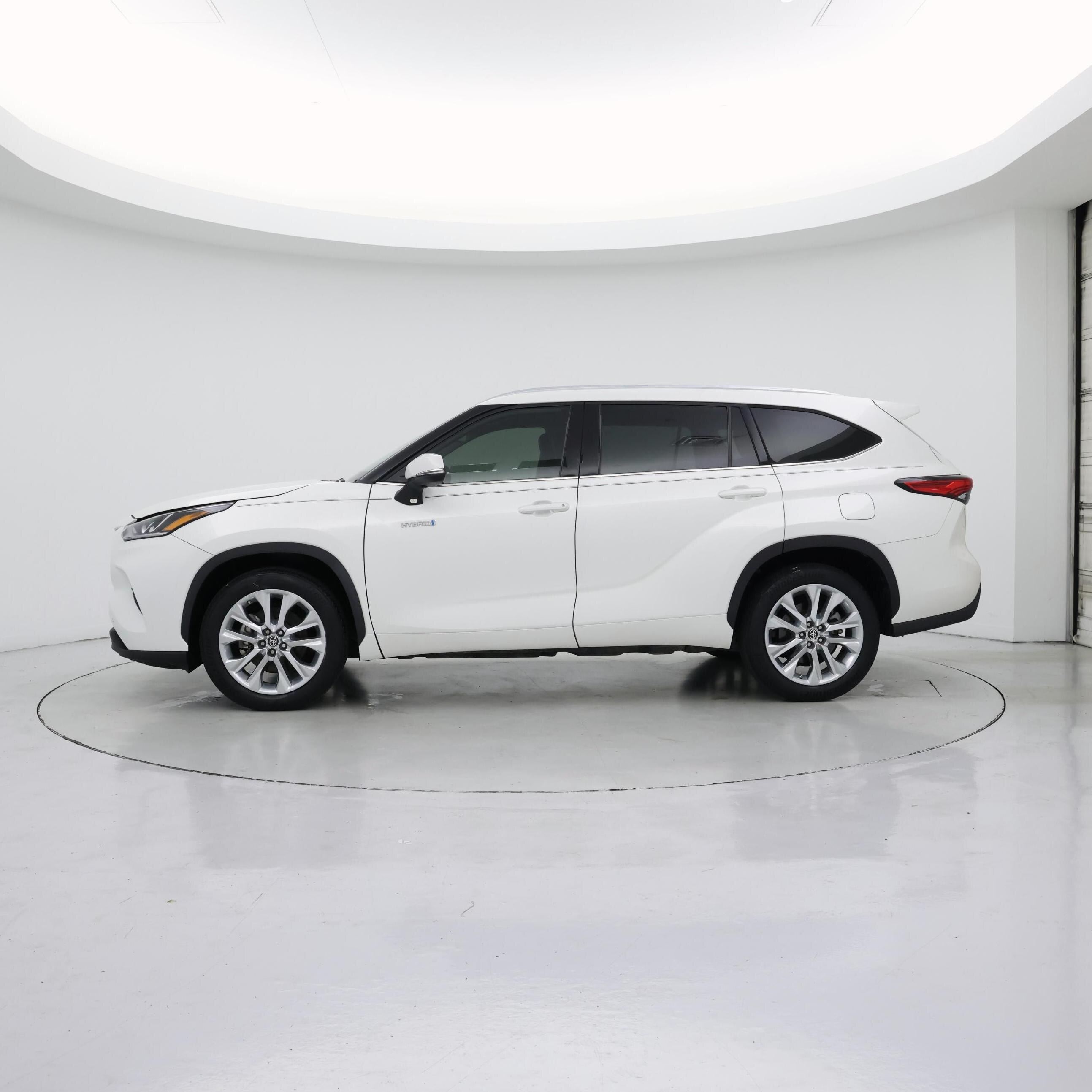 Thumbnail: 2021 Toyota Highlander - 3