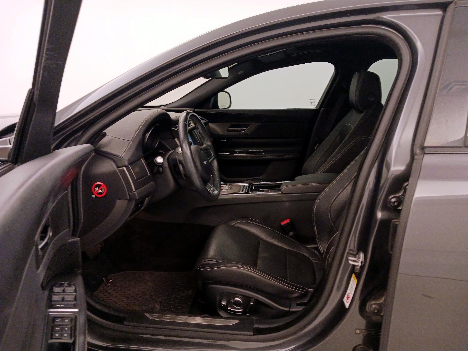 Thumbnail: 2016 Jaguar XF - 11