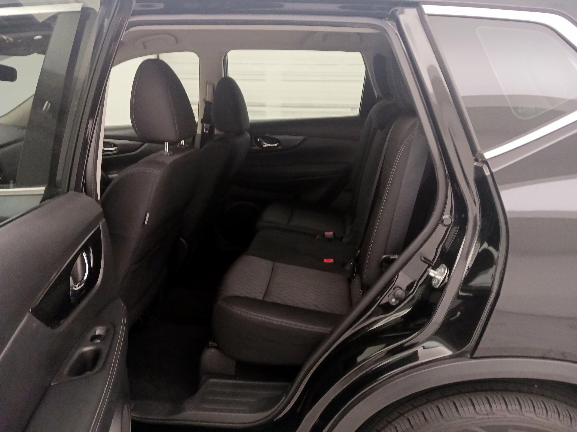 Thumbnail: 2018 Nissan Rogue - 17