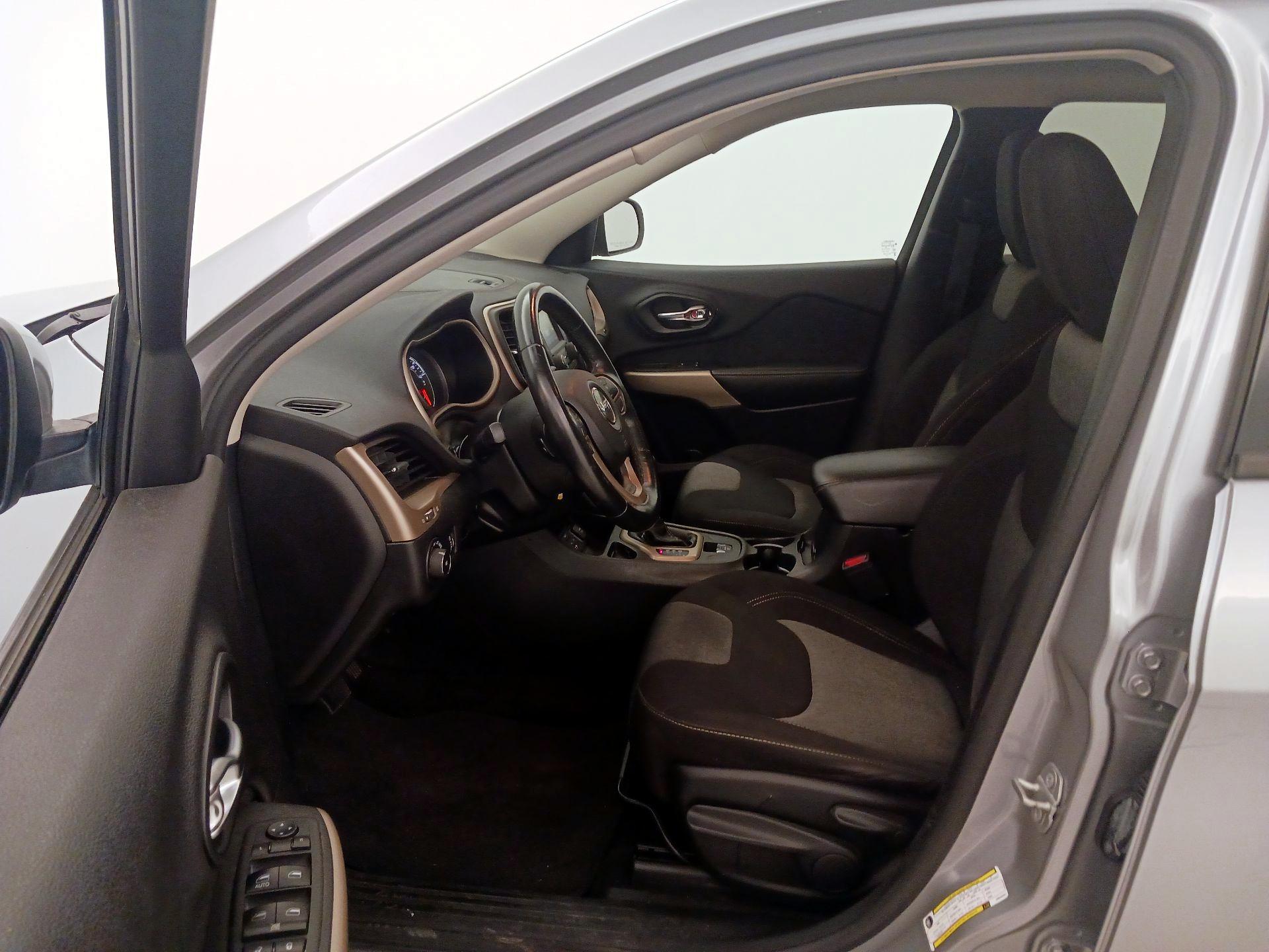 Thumbnail: 2018 Jeep Cherokee - 11