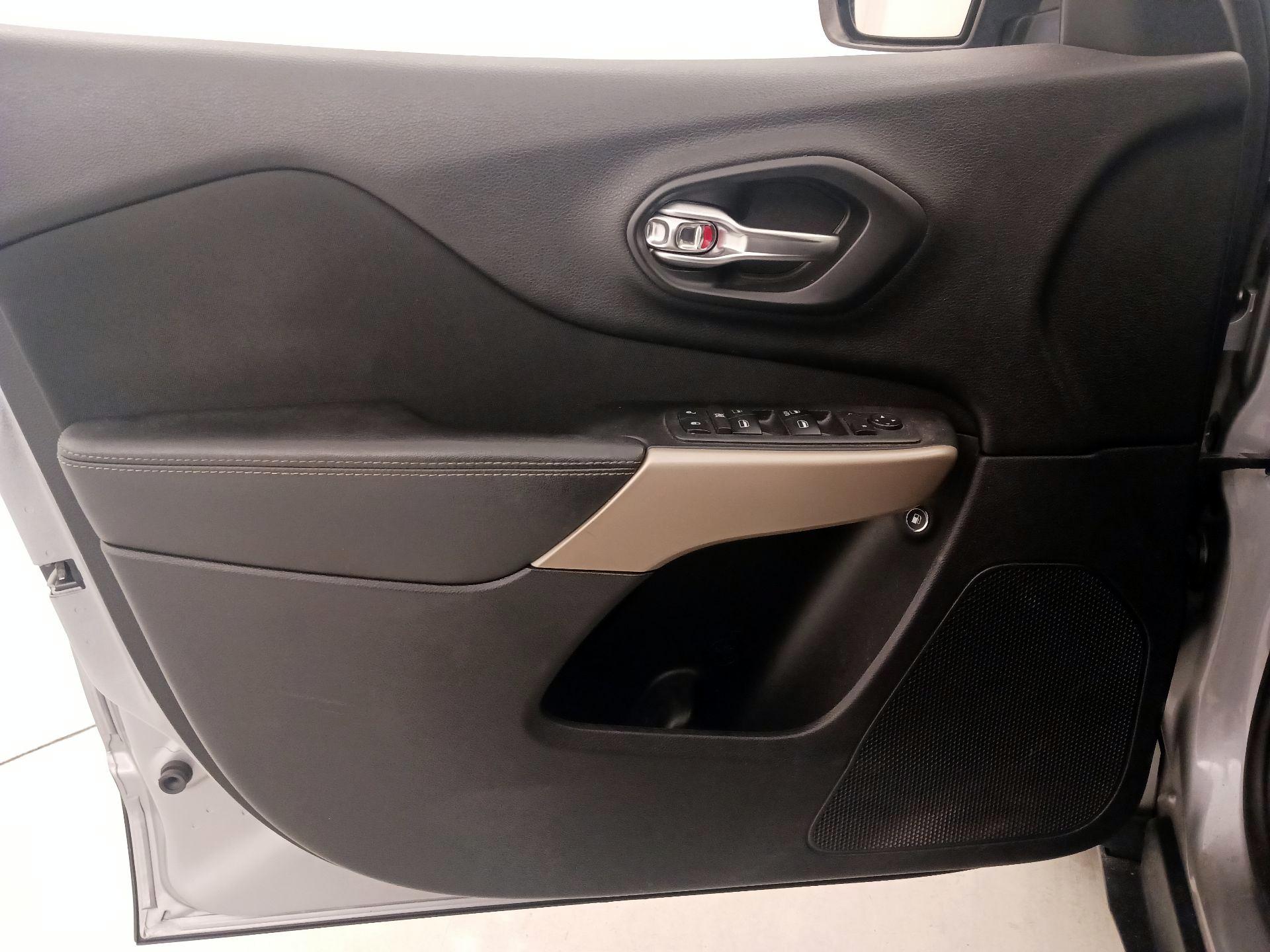 Thumbnail: 2018 Jeep Cherokee - 12