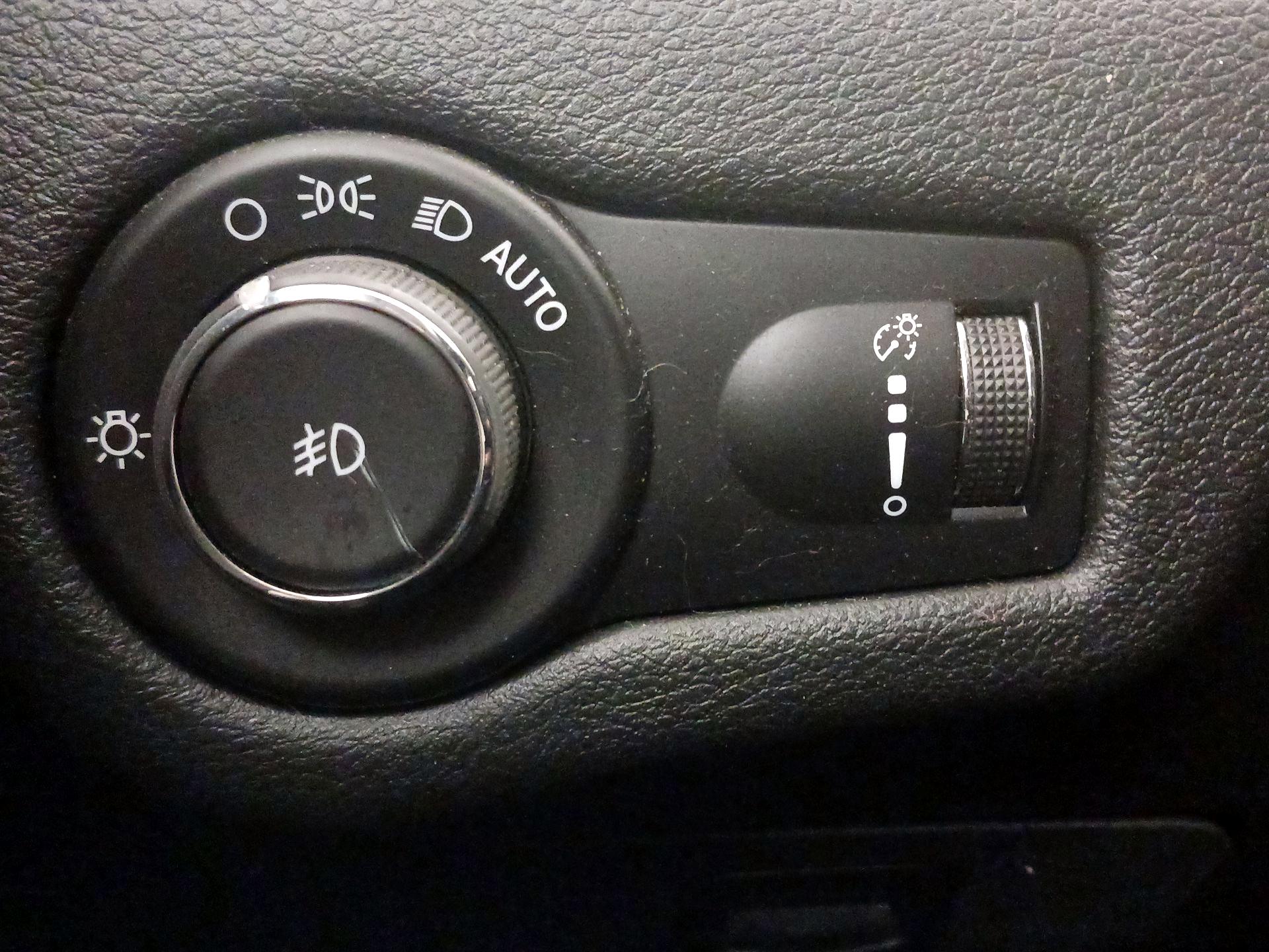 Thumbnail: 2018 Jeep Cherokee - 13