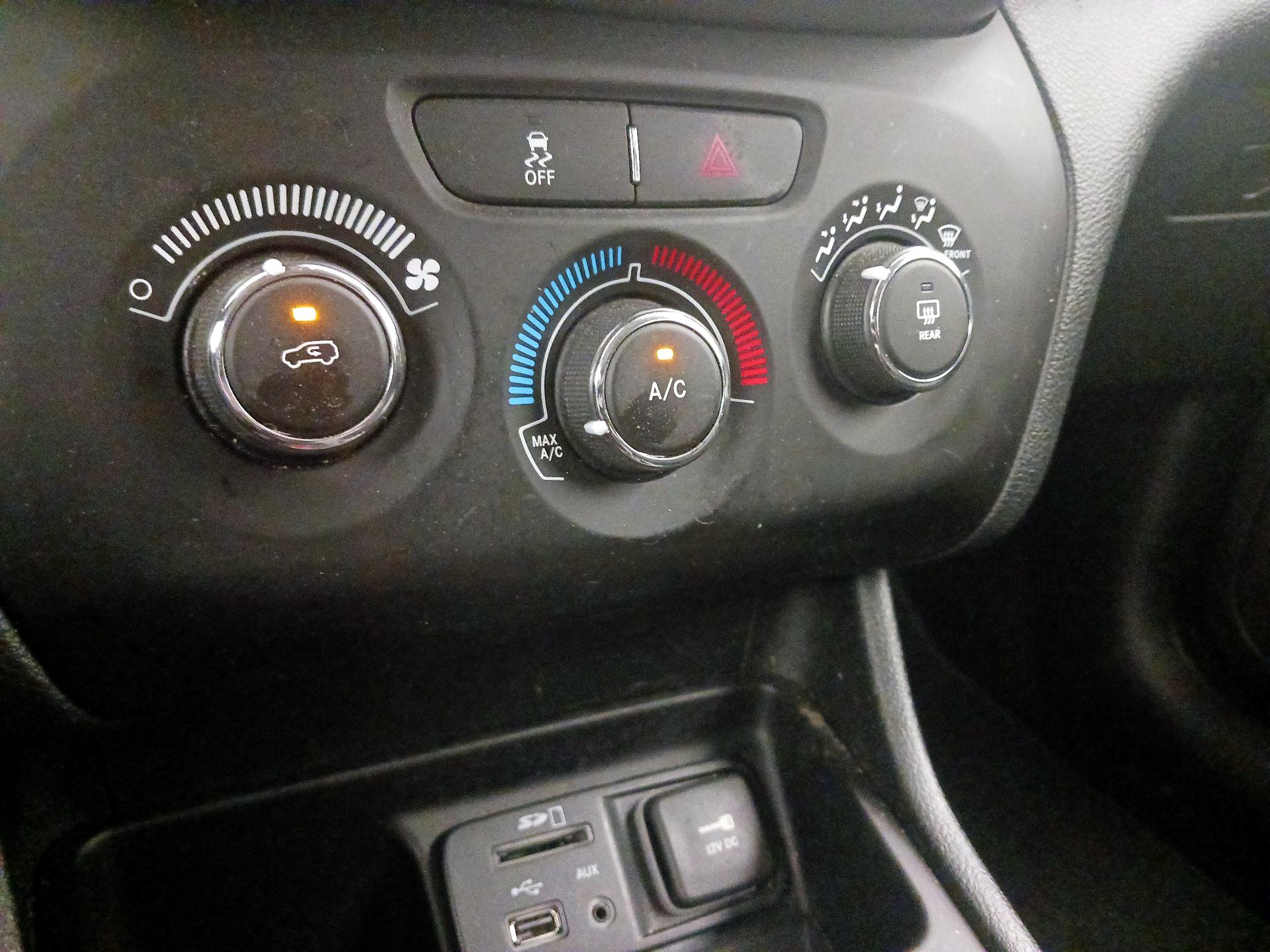 Thumbnail: 2018 Jeep Cherokee - 16