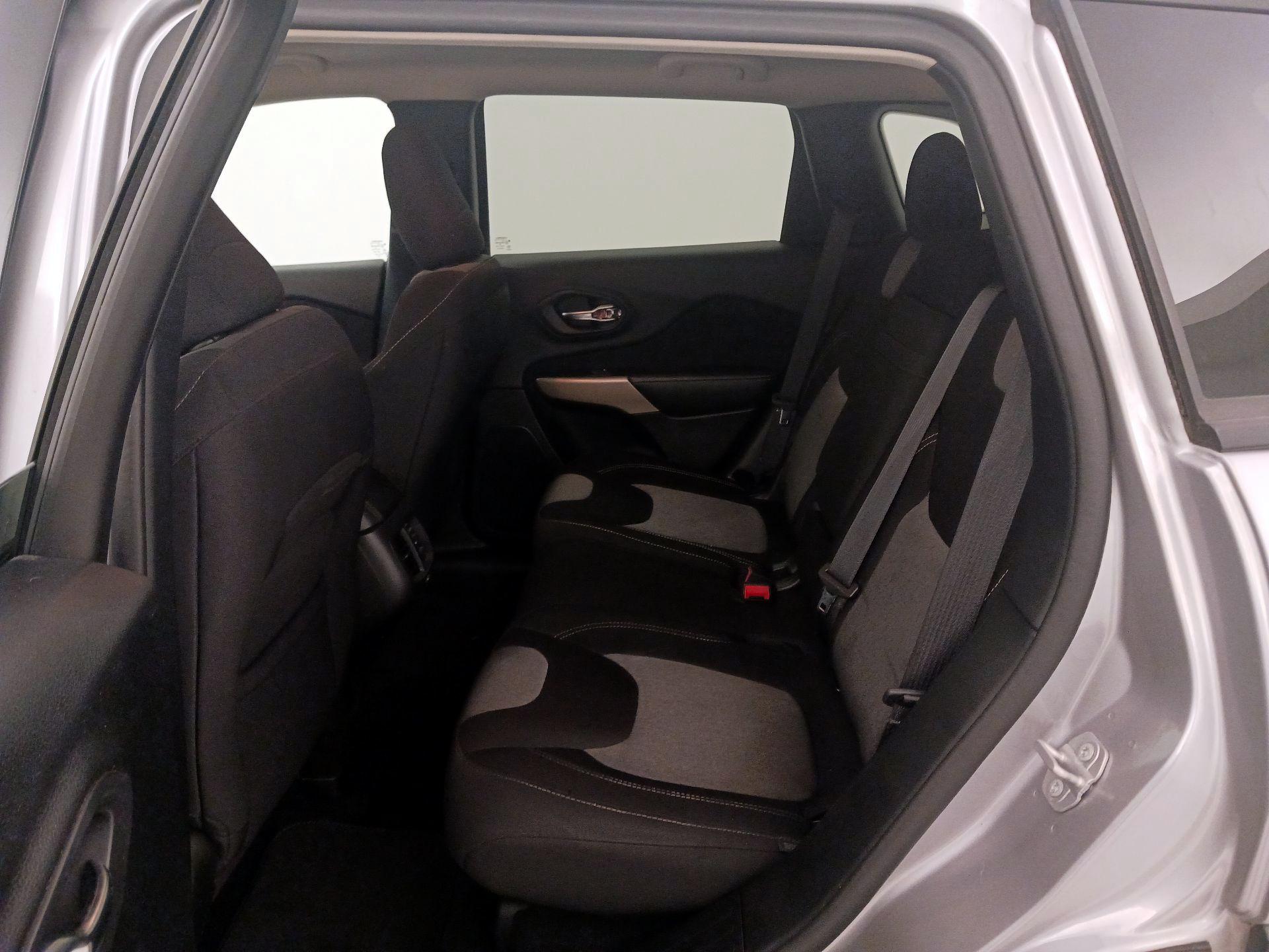 Thumbnail: 2018 Jeep Cherokee - 19