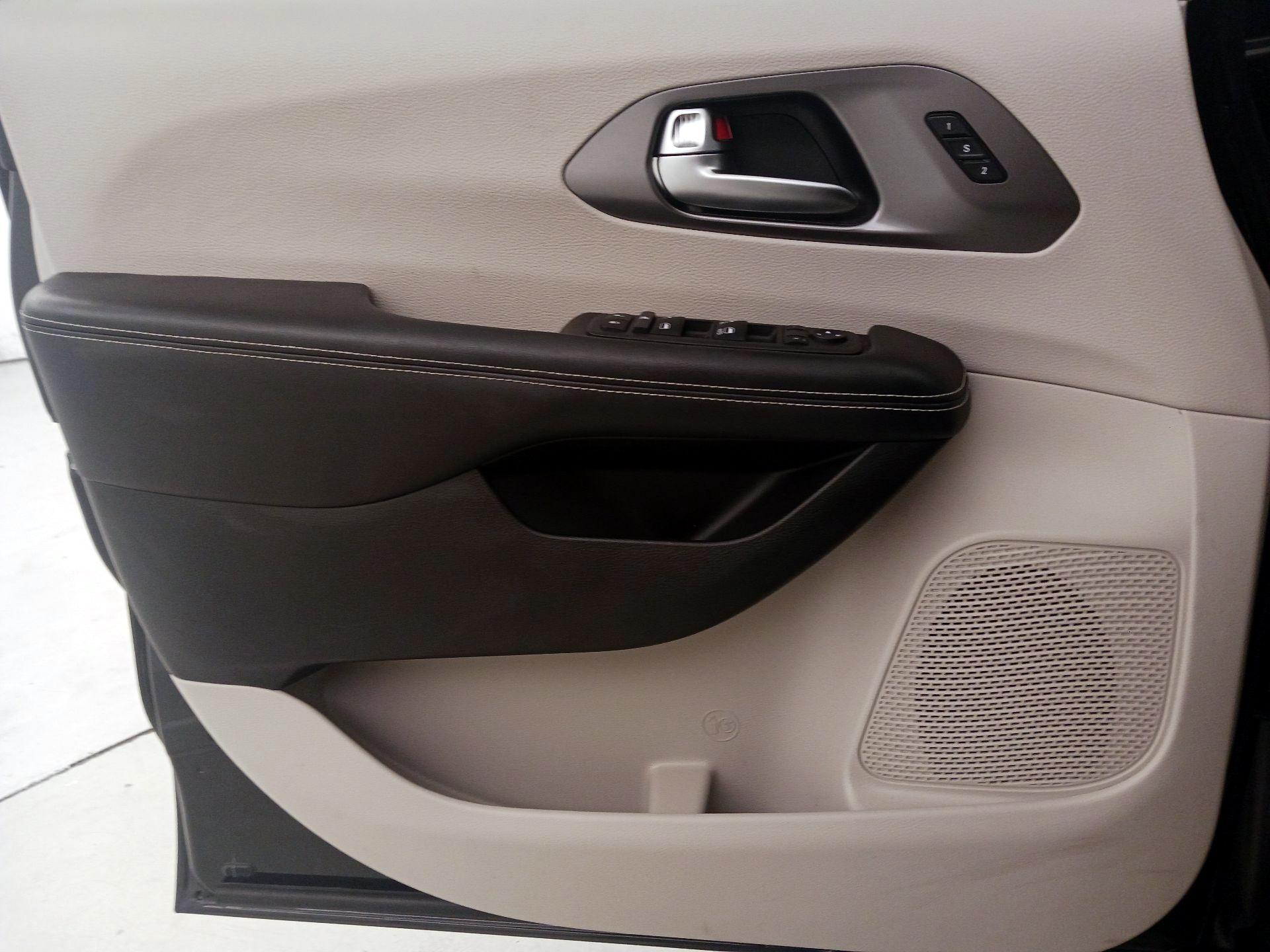 Thumbnail: 2022 Chrysler Pacifica - 12