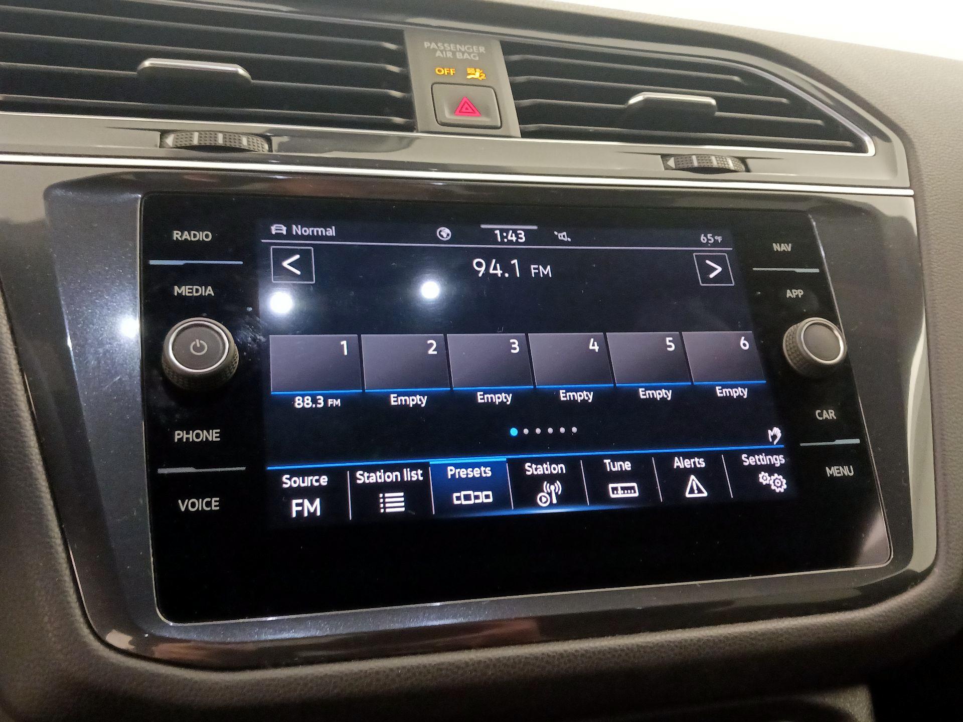 Thumbnail: 2022 Volkswagen Tiguan - 16