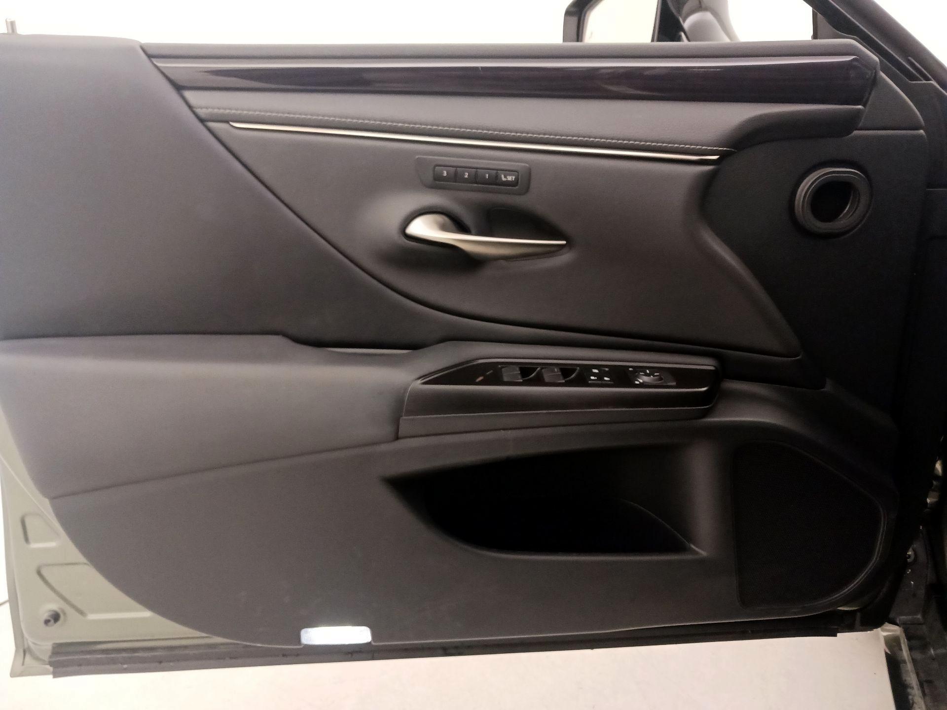 Thumbnail: 2019 Lexus ES - 12