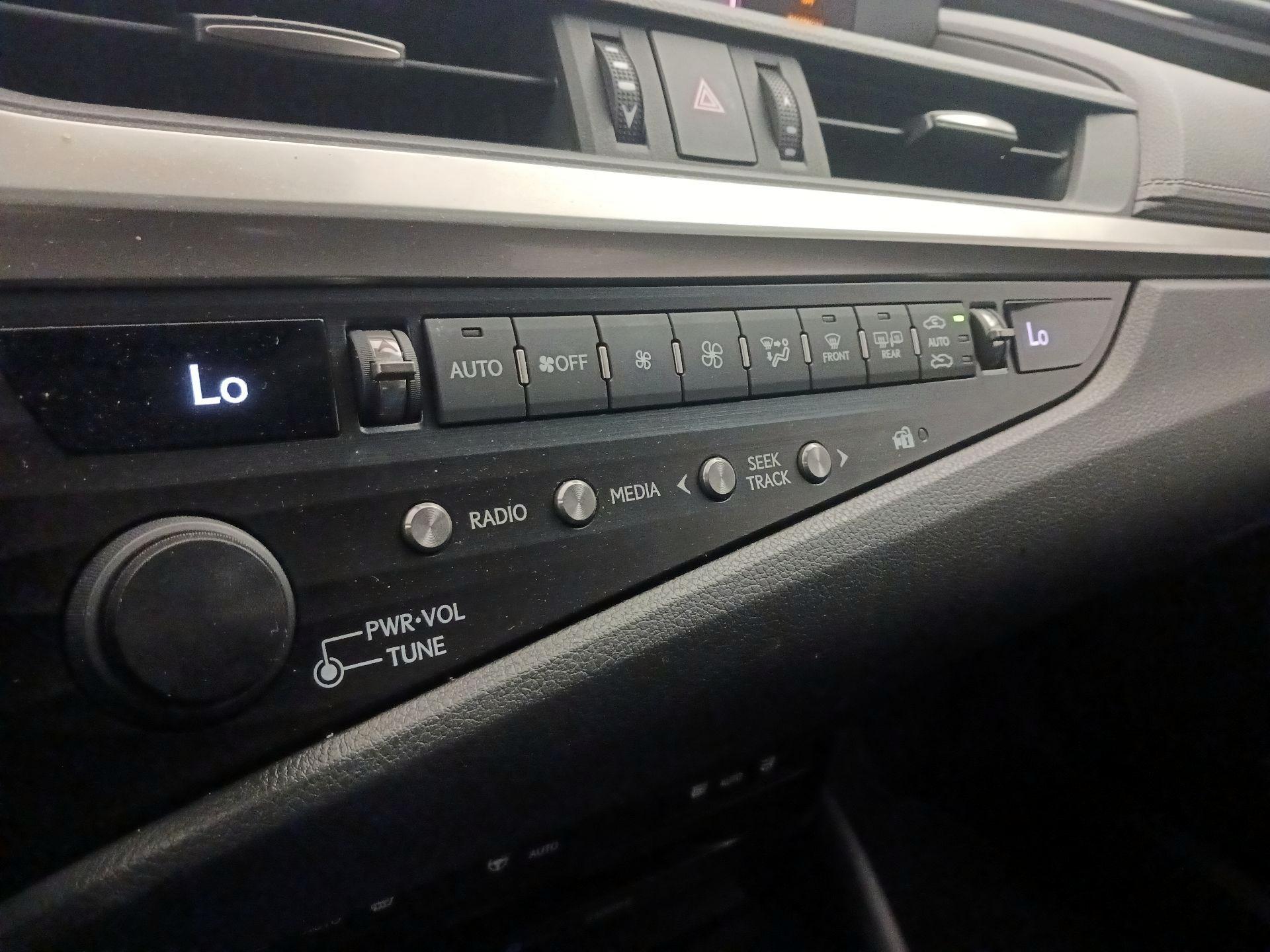 Thumbnail: 2019 Lexus ES - 15