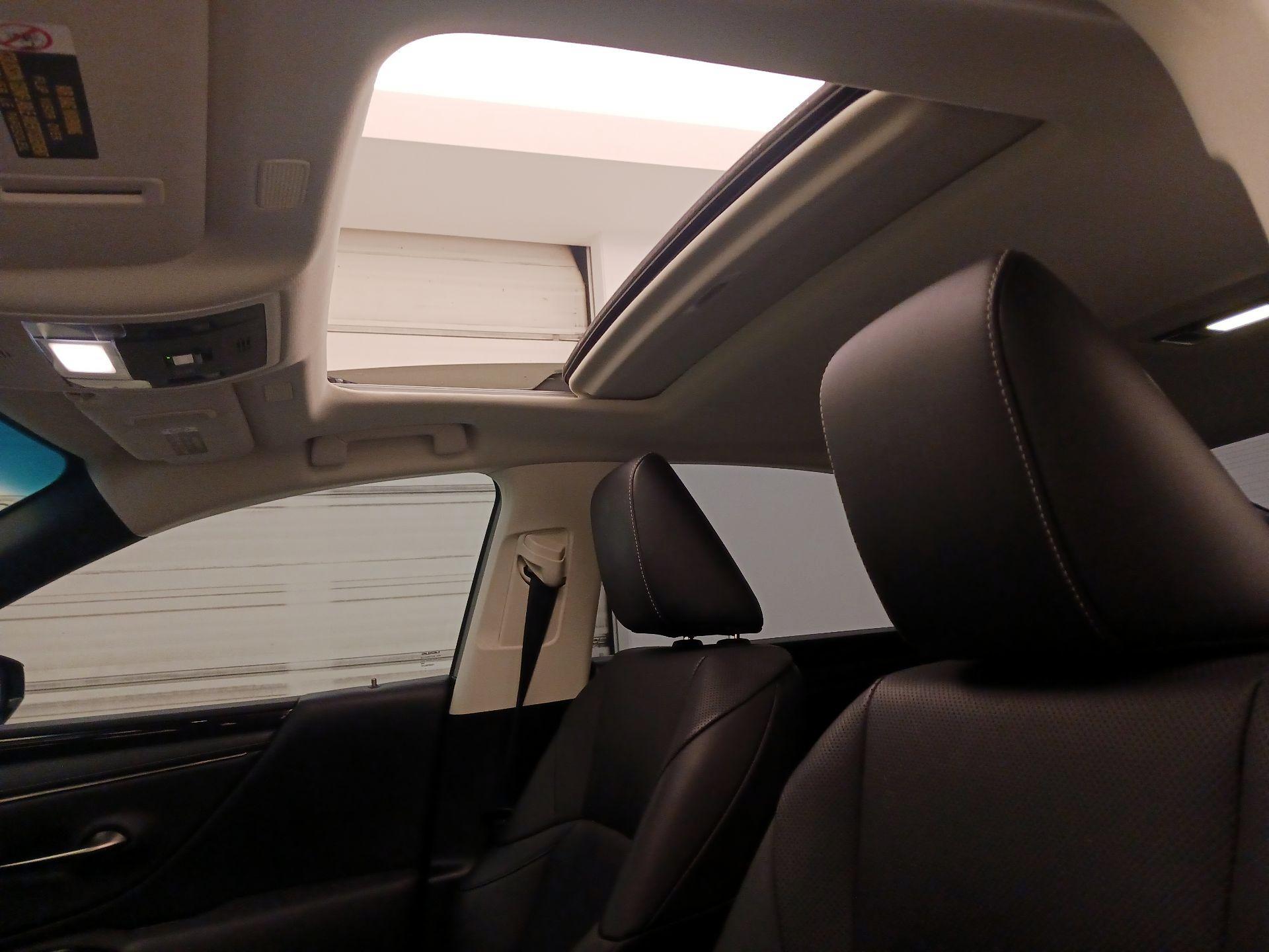 Thumbnail: 2019 Lexus ES - 18