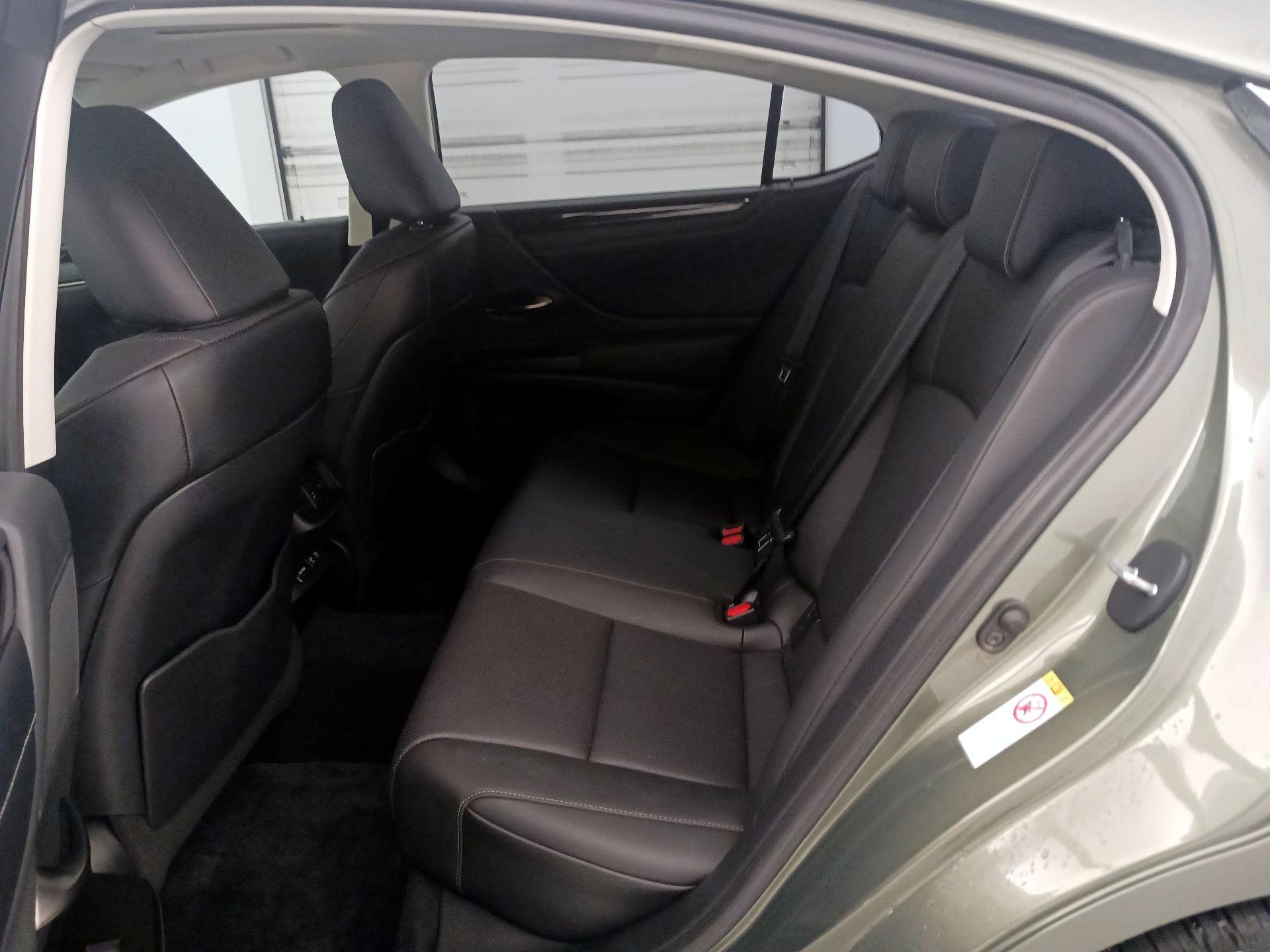 Thumbnail: 2019 Lexus ES - 19