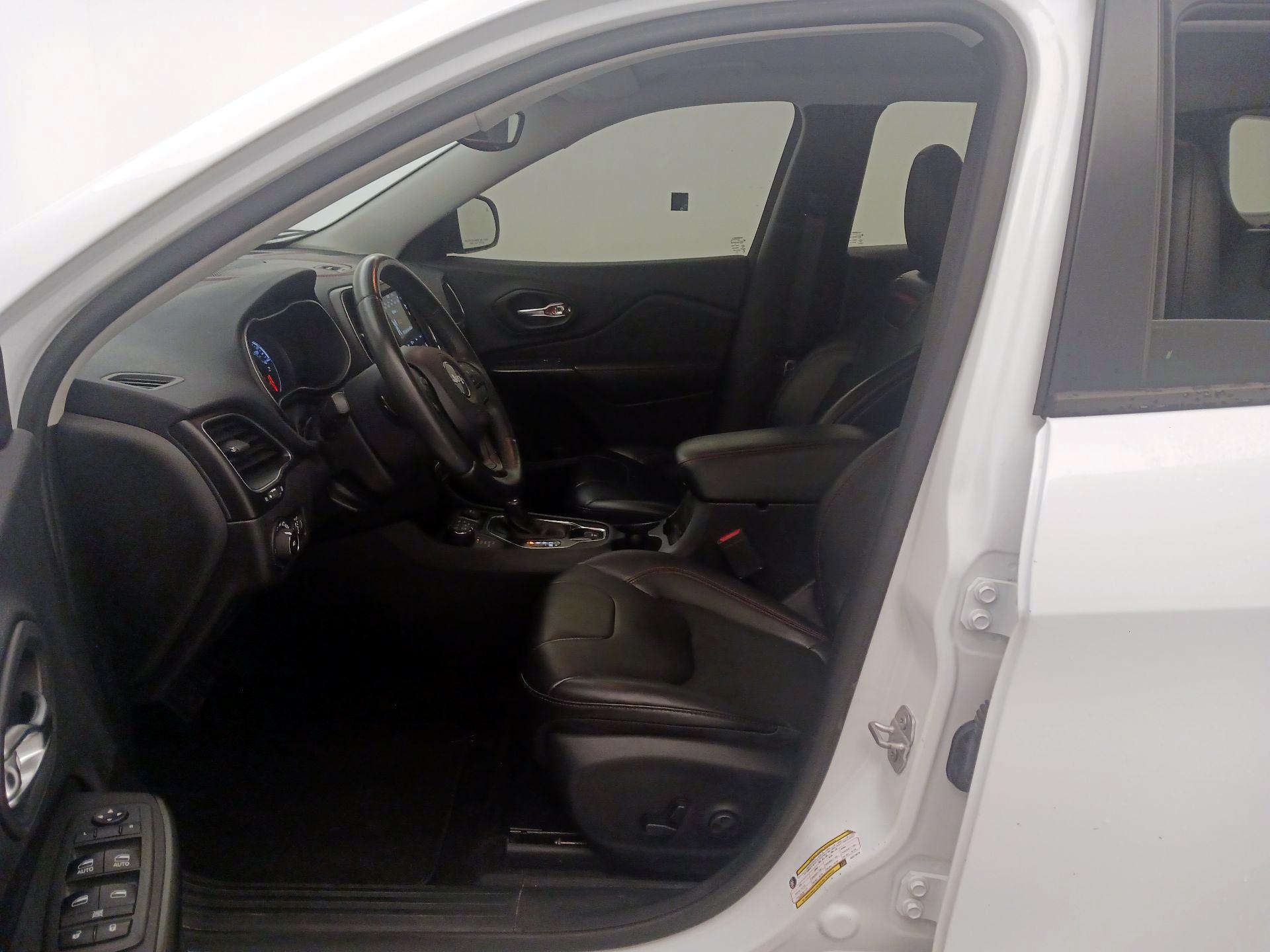 Thumbnail: 2019 Jeep Cherokee - 11