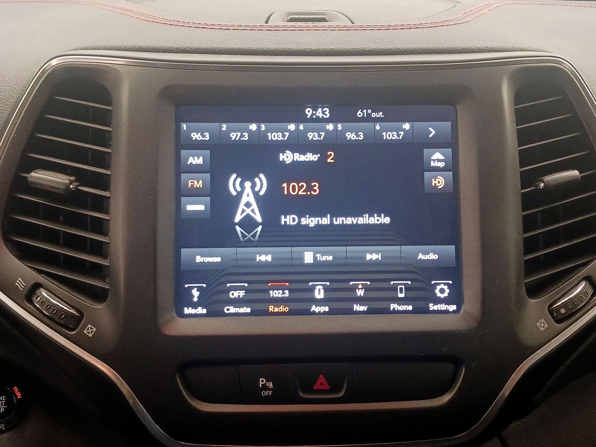 Thumbnail: 2019 Jeep Cherokee - 16