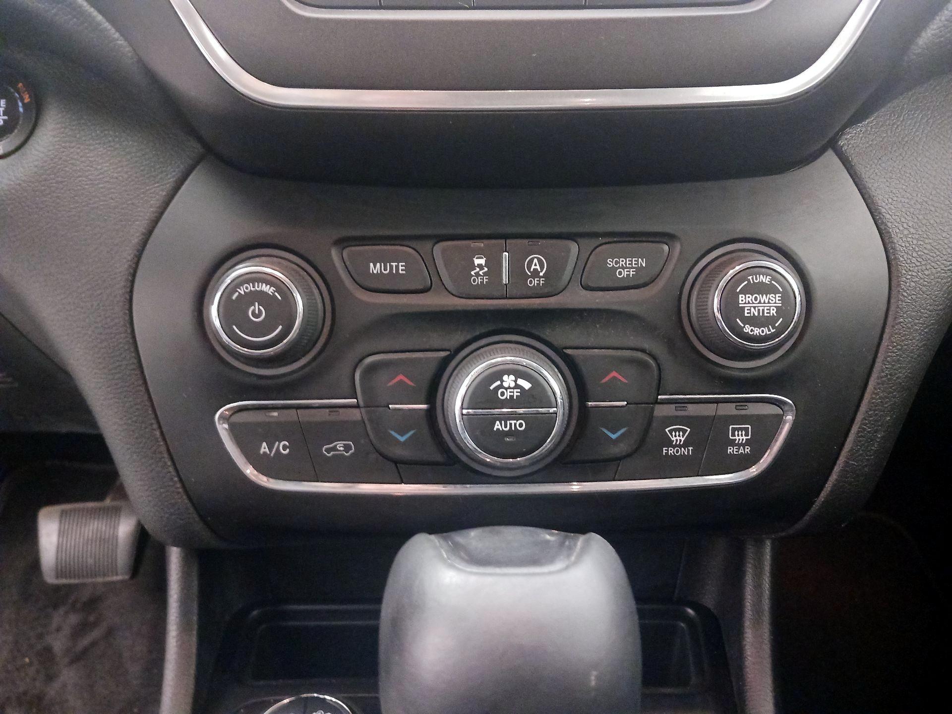 Thumbnail: 2019 Jeep Cherokee - 17