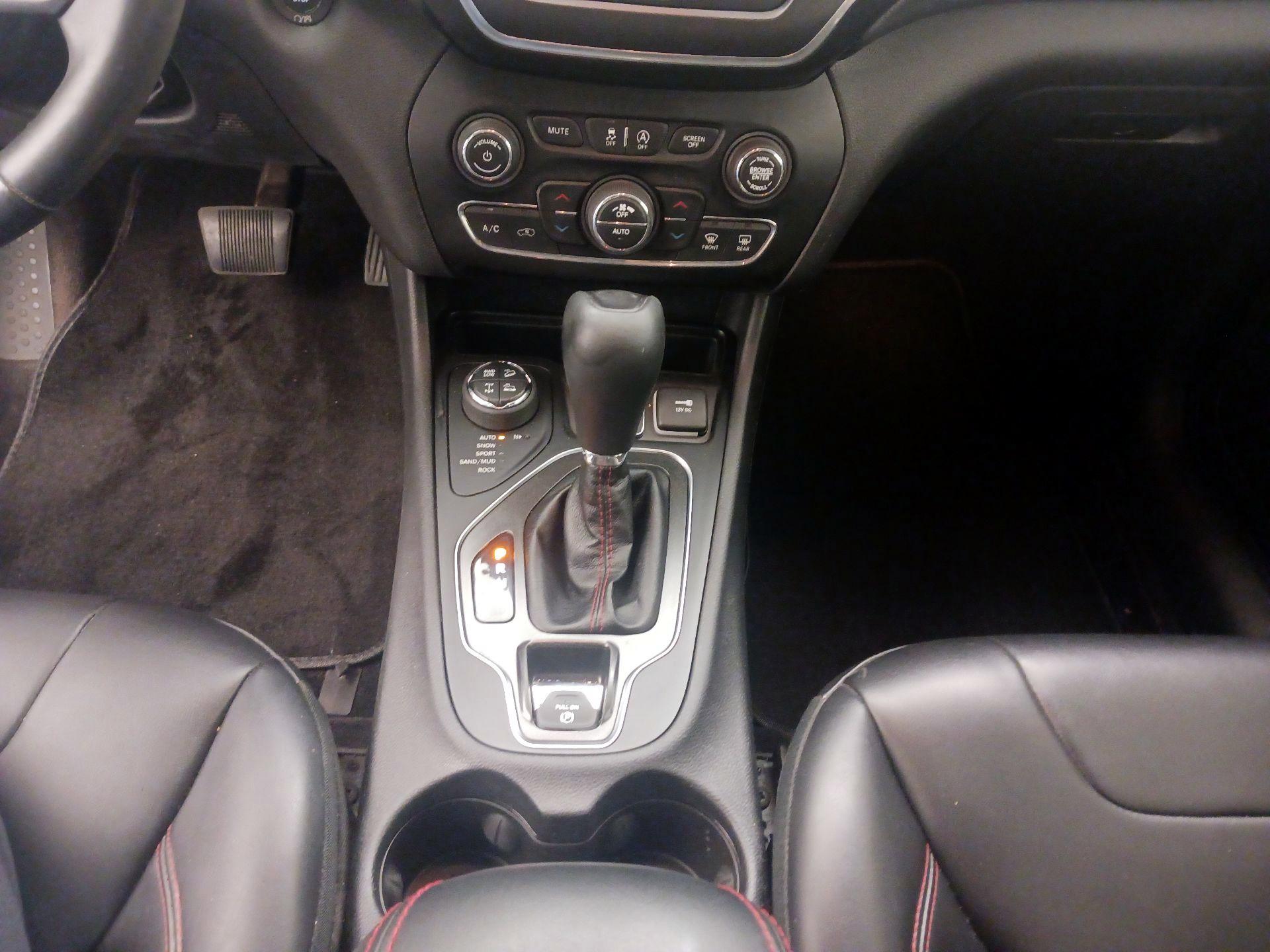 Thumbnail: 2019 Jeep Cherokee - 18