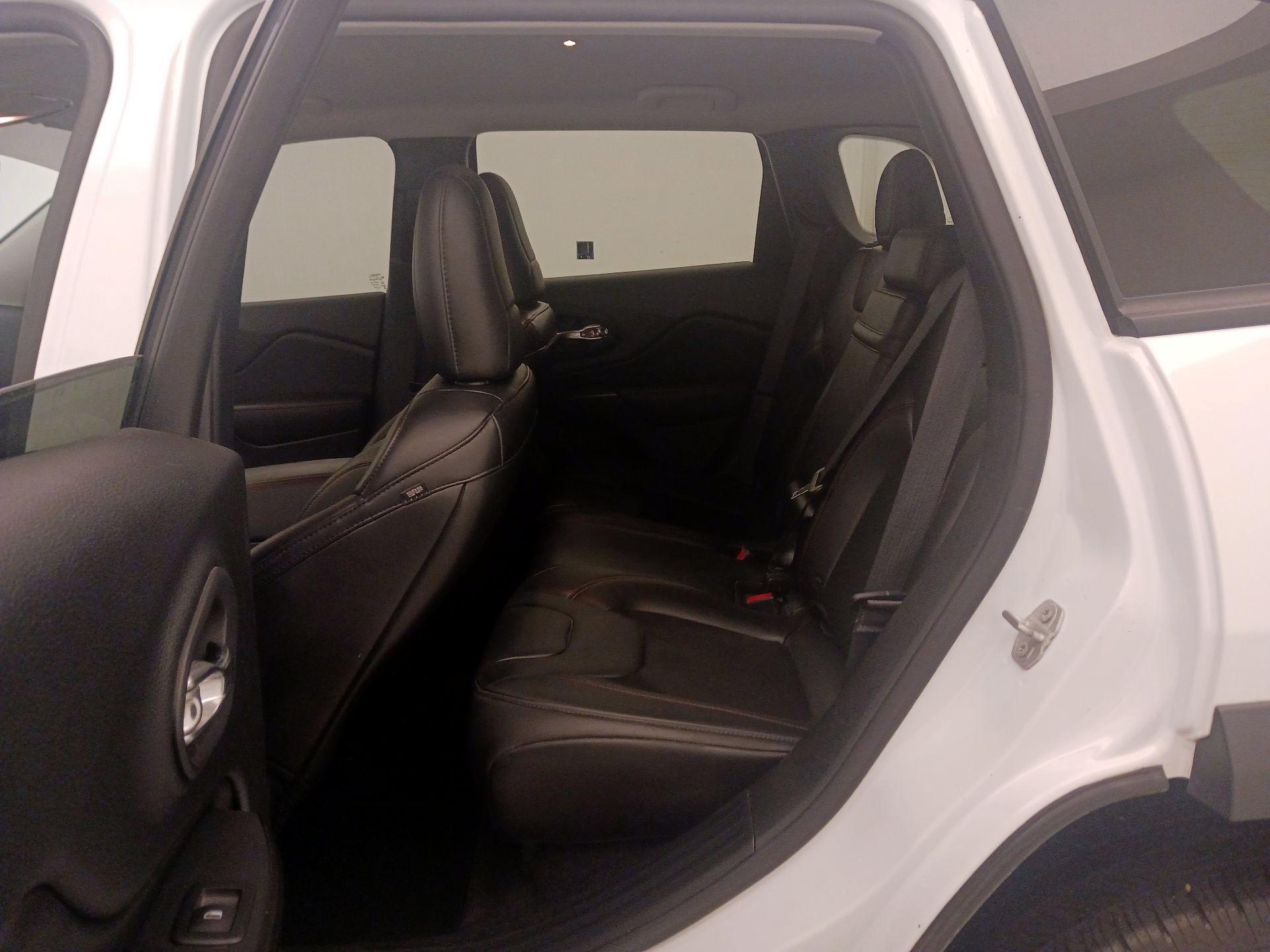 Thumbnail: 2019 Jeep Cherokee - 20