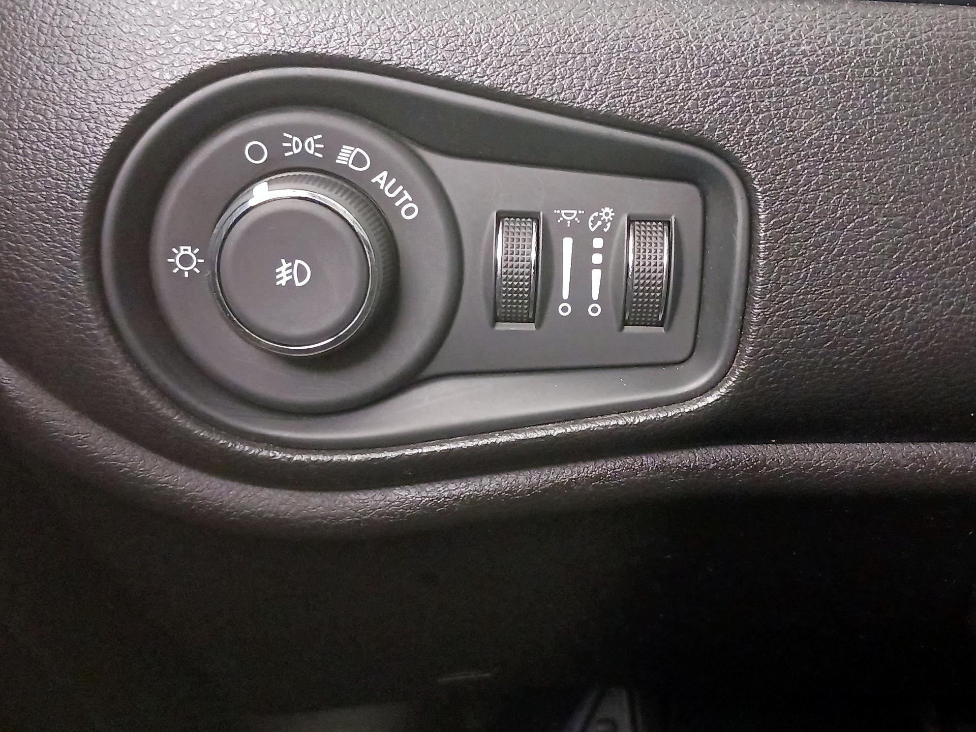 Thumbnail: 2018 Jeep Renegade - 13
