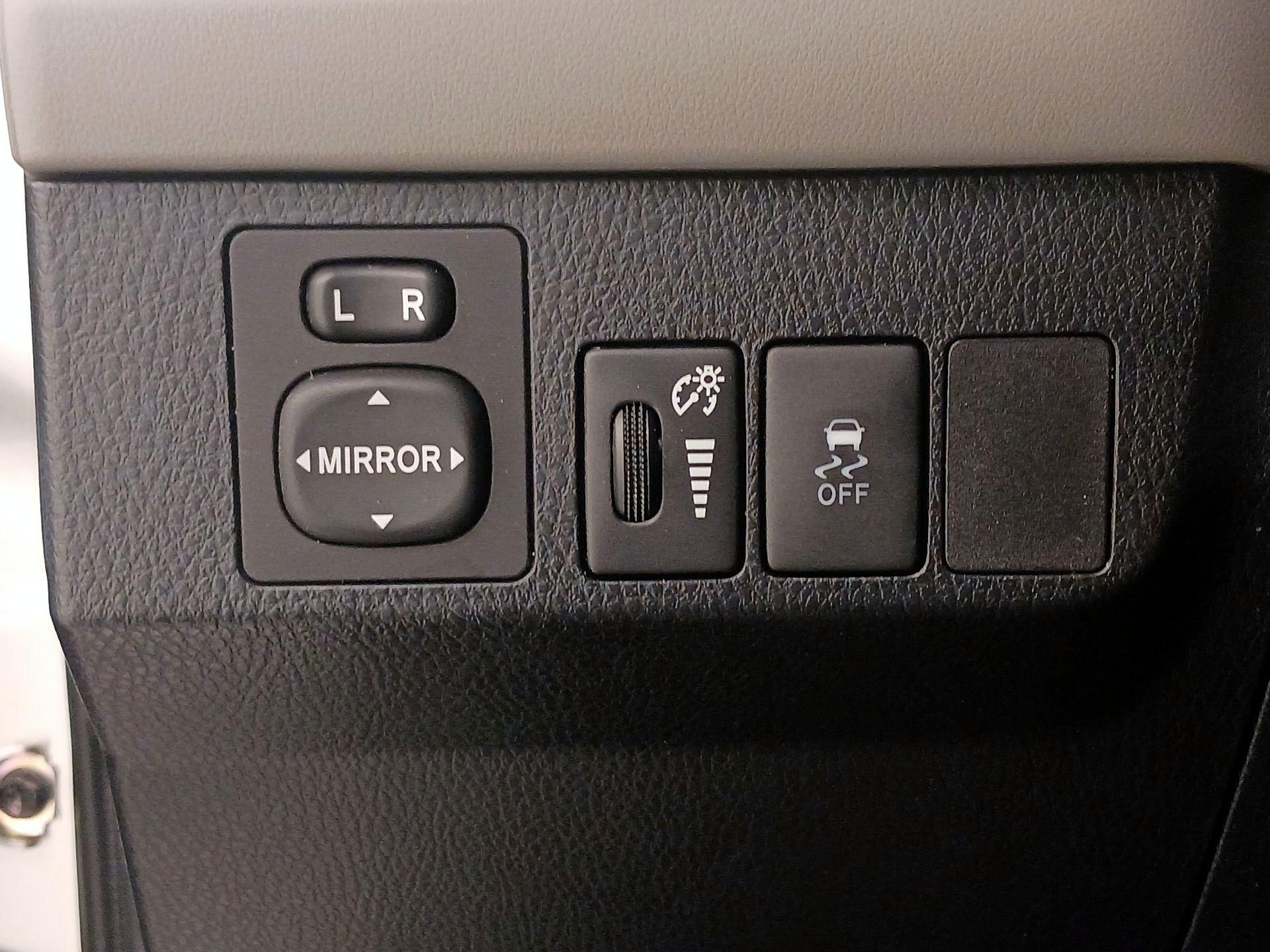Thumbnail: 2015 Toyota RAV4 - 13