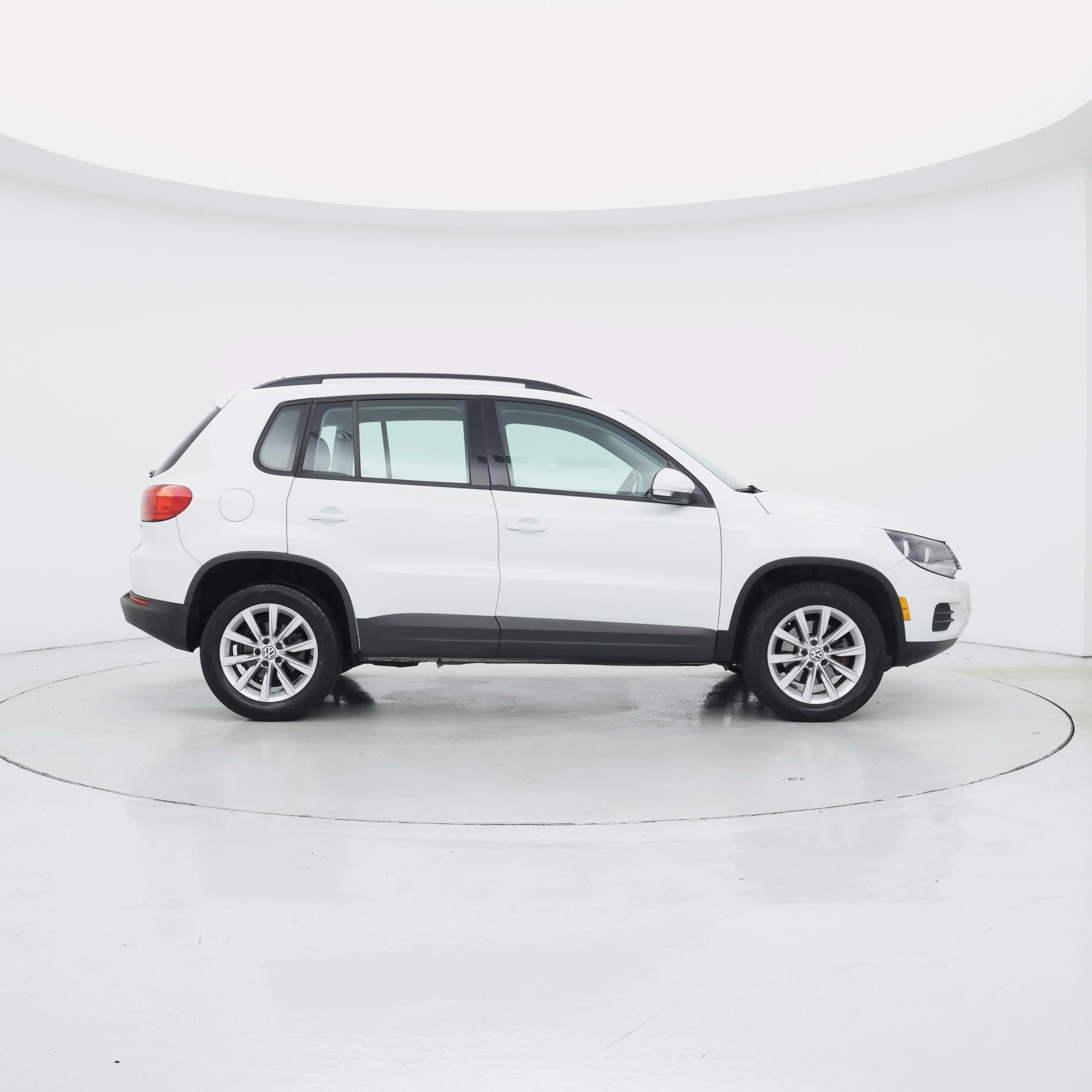 Thumbnail: 2018 Volkswagen Tiguan - 7