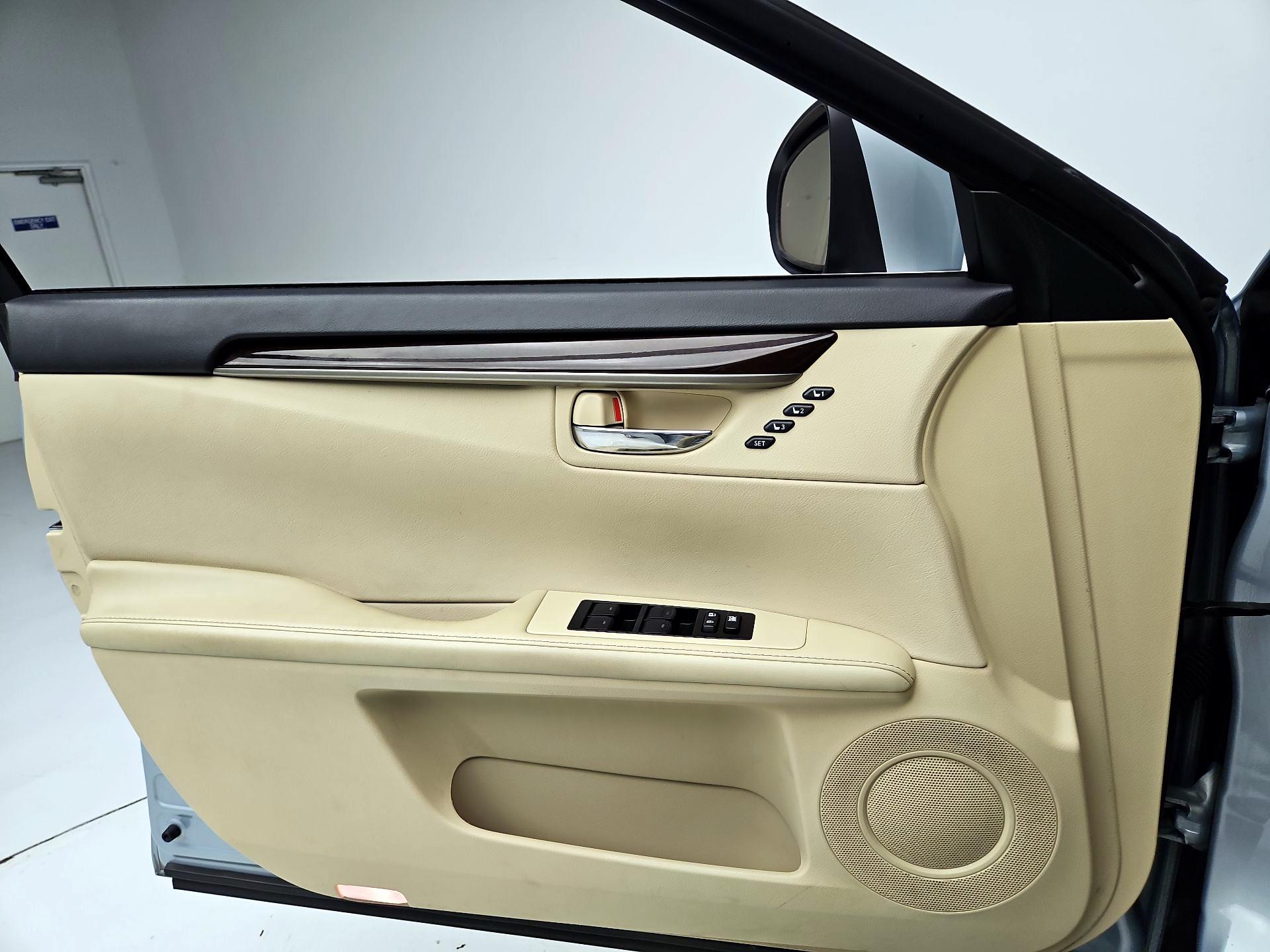 Thumbnail: 2013 Lexus ES - 12