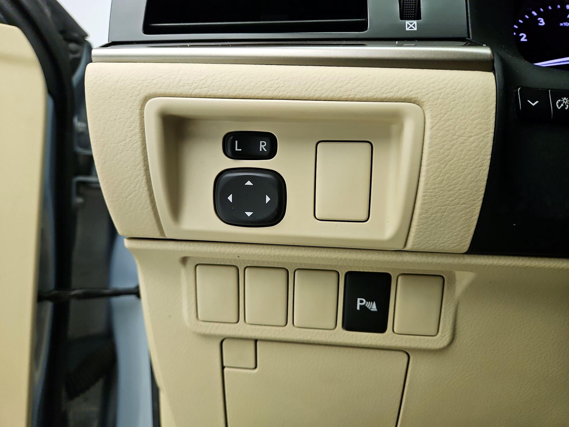 Thumbnail: 2013 Lexus ES - 13
