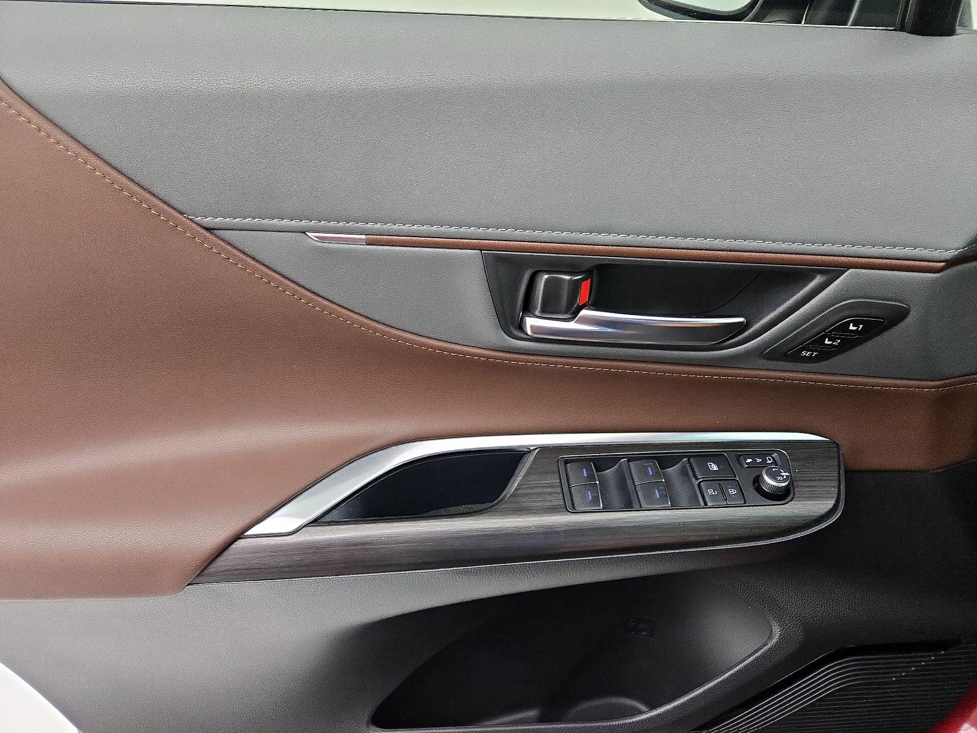Thumbnail: 2022 Toyota Venza - 12