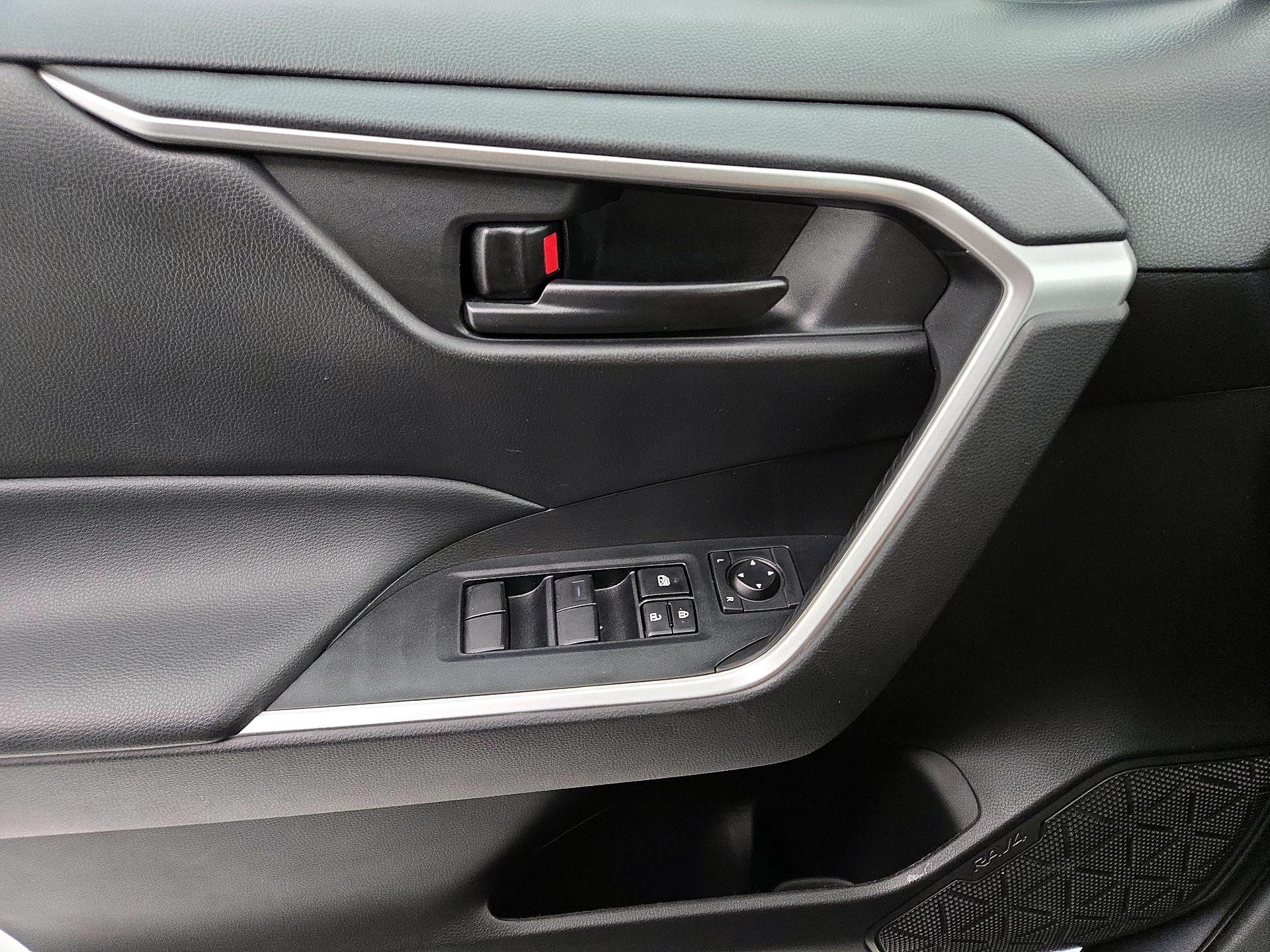 Thumbnail: 2022 Toyota RAV4 - 12