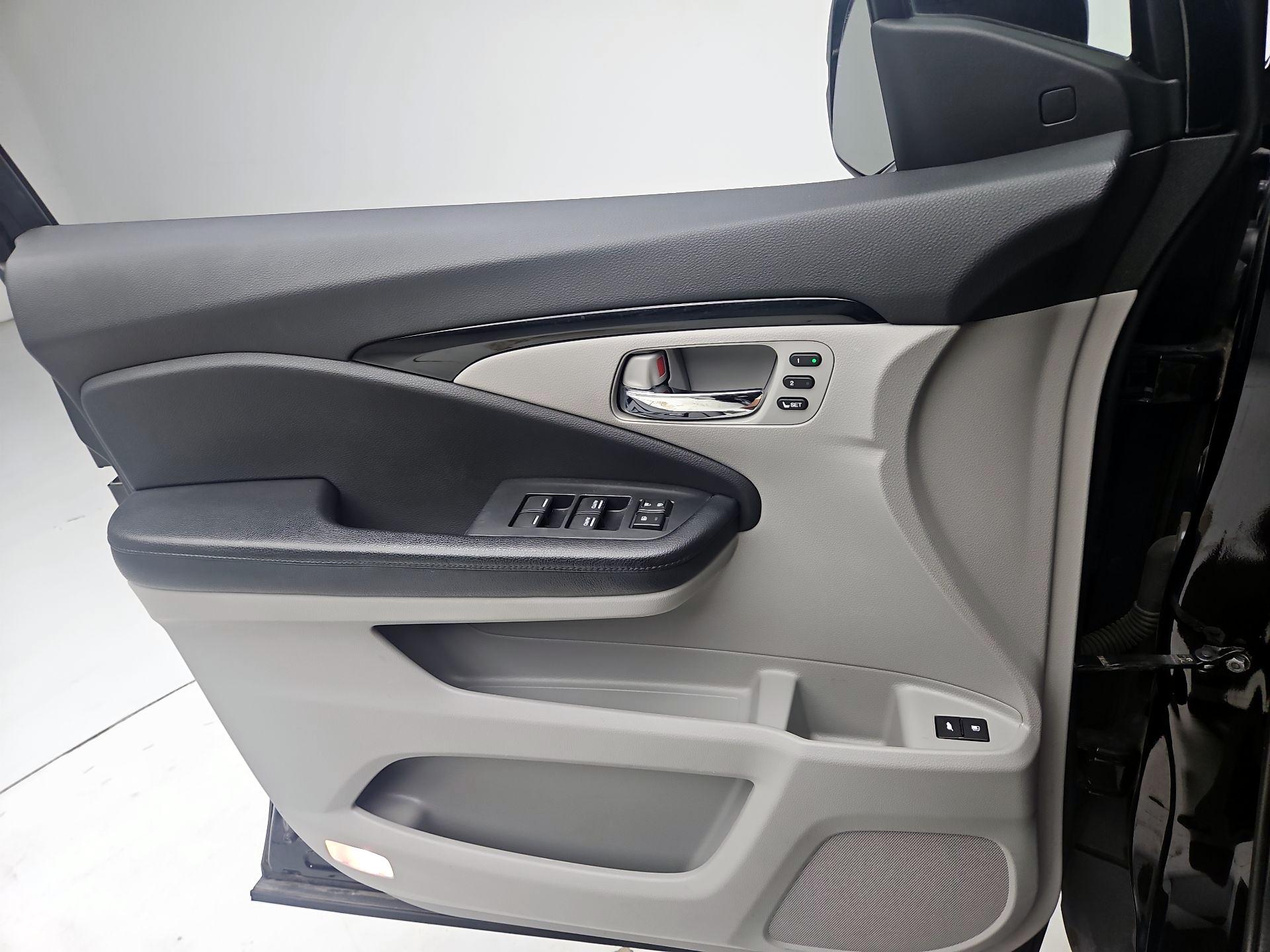 Thumbnail: 2017 Honda Pilot - 12