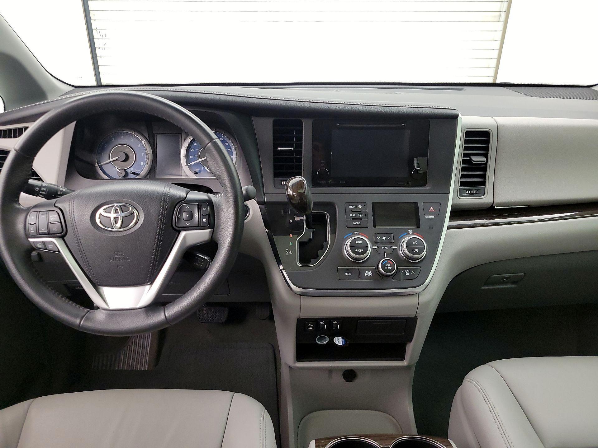 Thumbnail: 2017 Toyota Sienna - 9