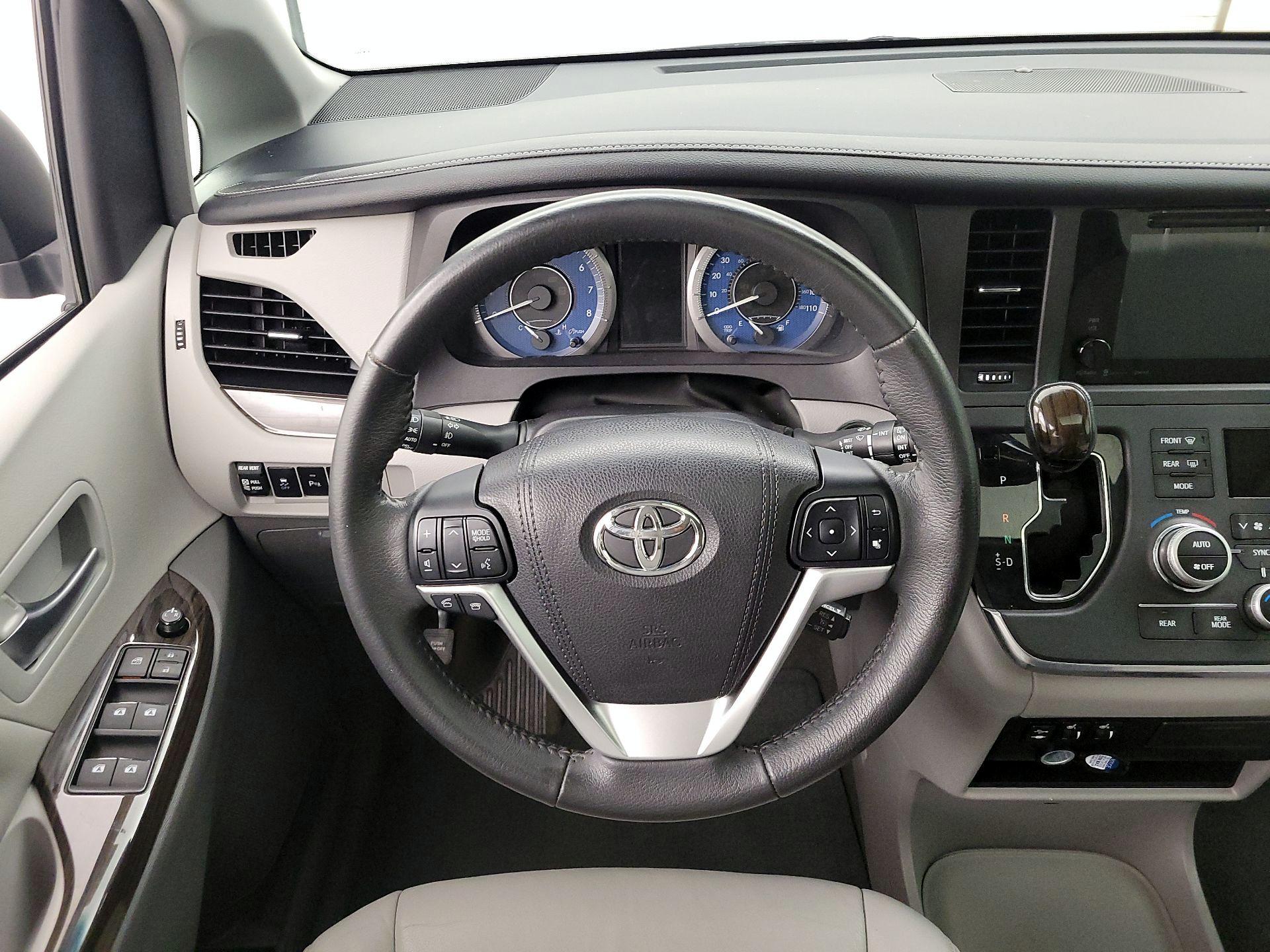 Thumbnail: 2017 Toyota Sienna - 10