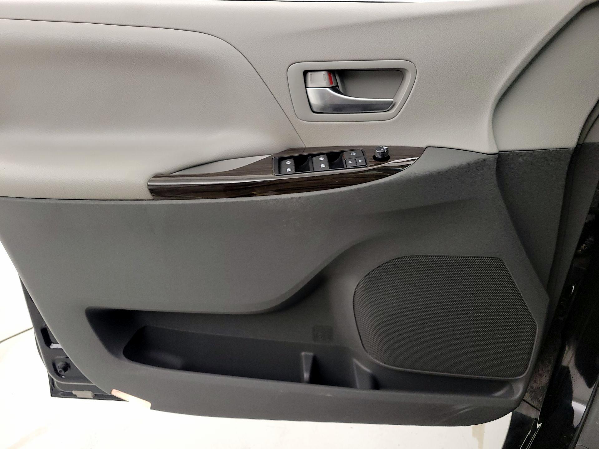 Thumbnail: 2017 Toyota Sienna - 12